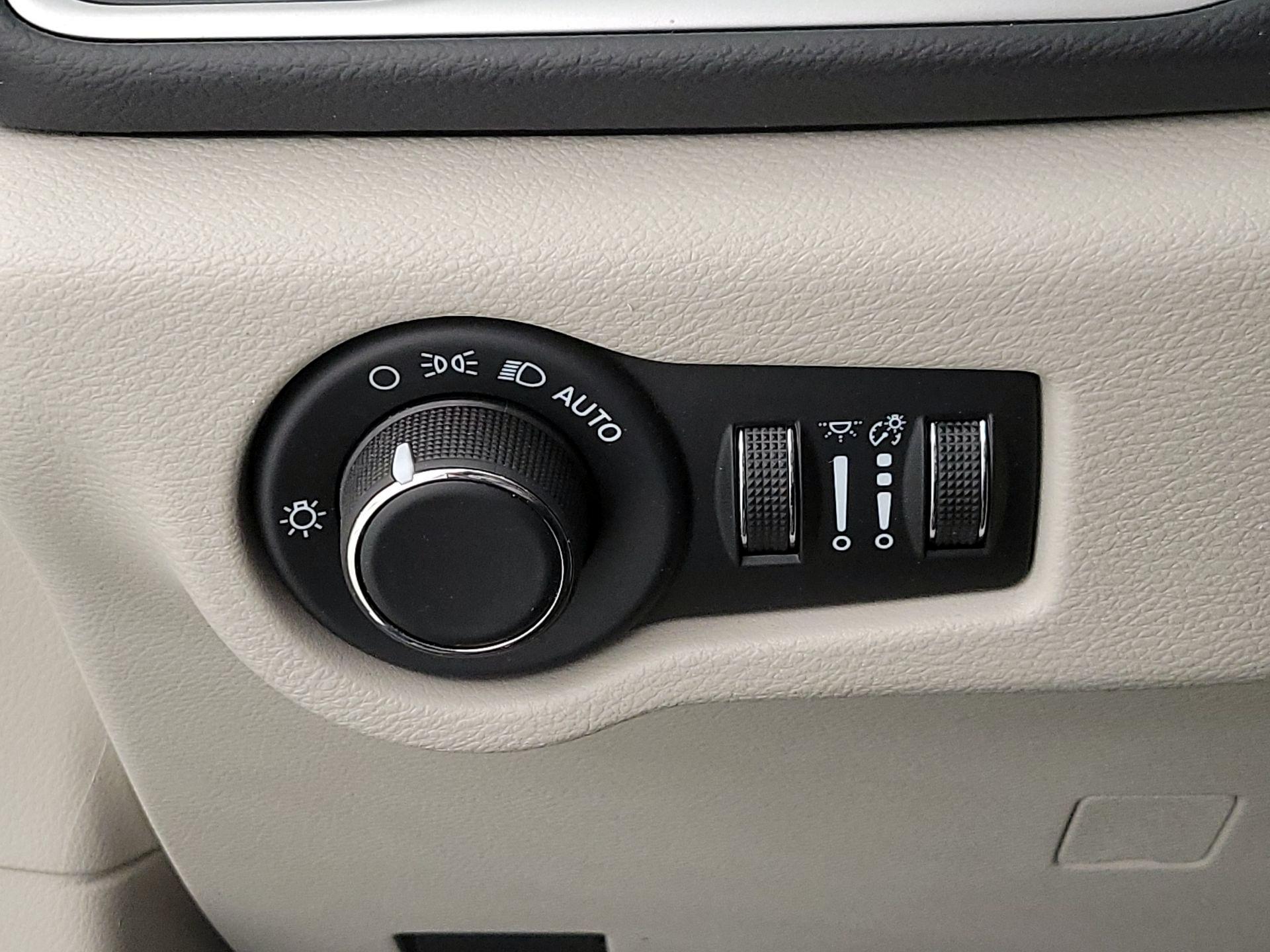 Thumbnail: 2022 Chrysler Voyager - 13