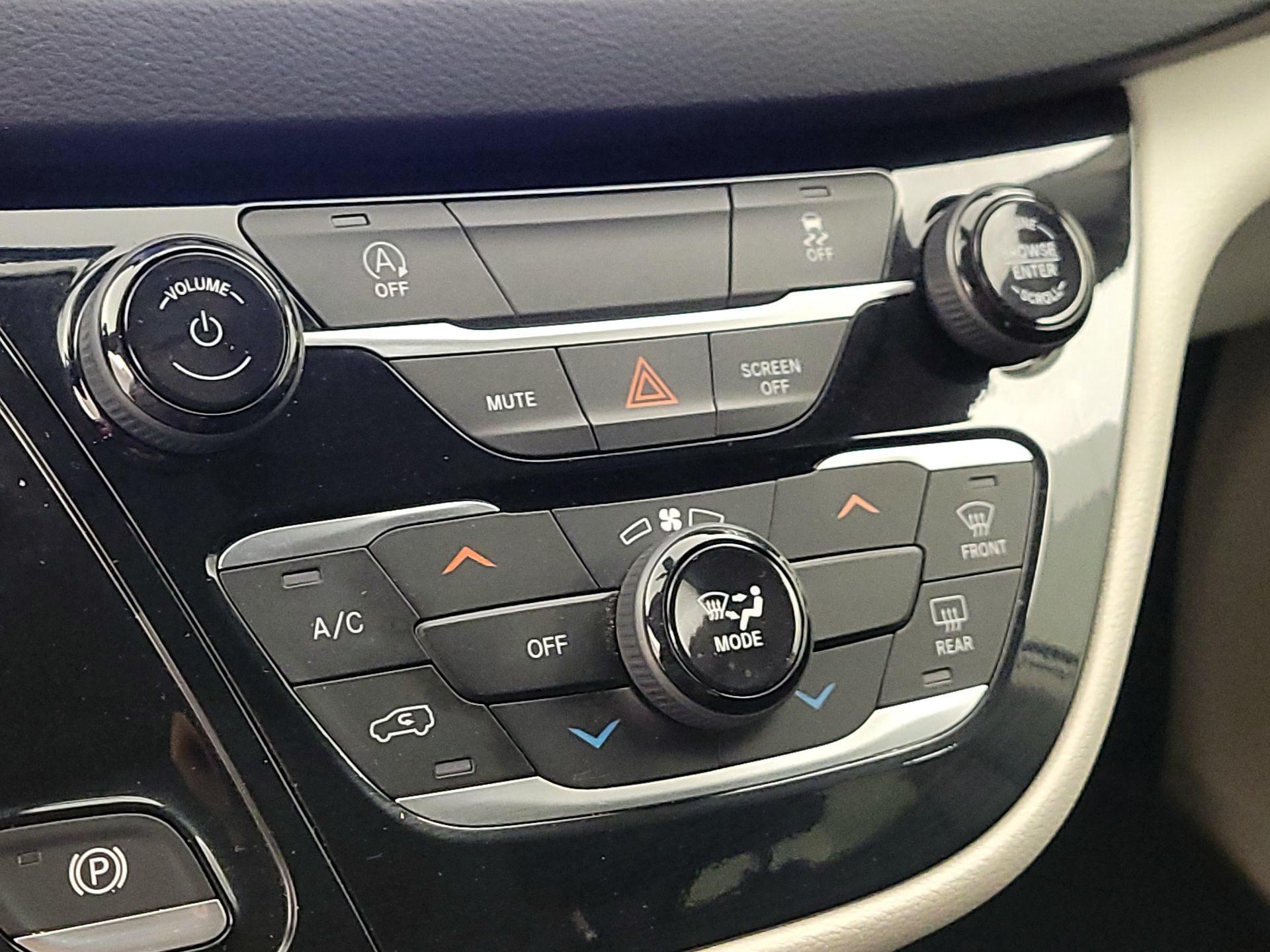 Thumbnail: 2022 Chrysler Voyager - 16