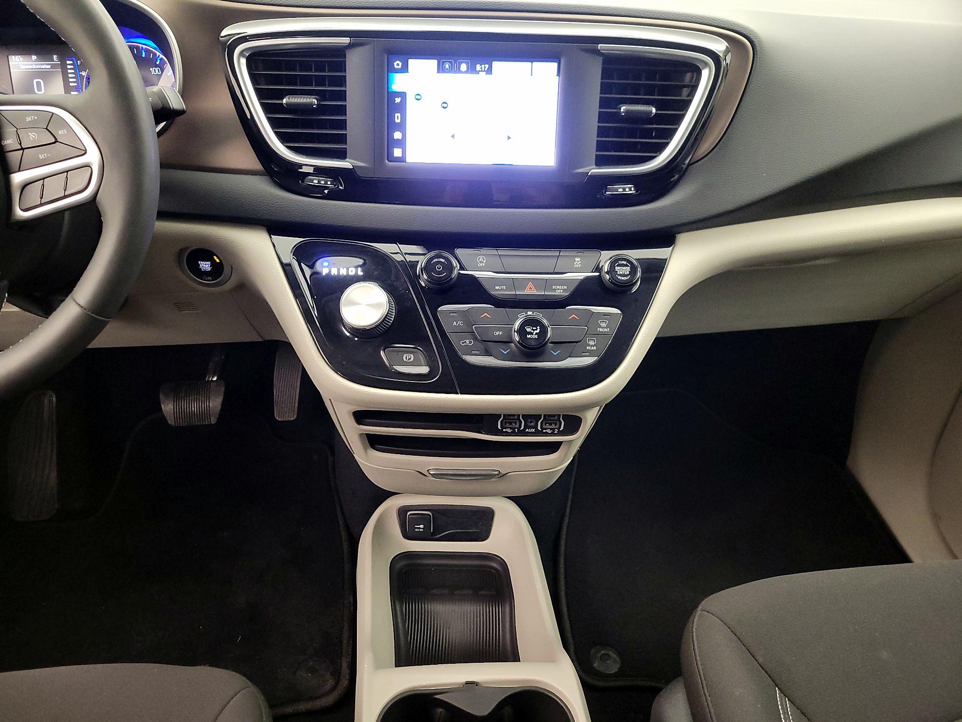 Thumbnail: 2022 Chrysler Voyager - 17