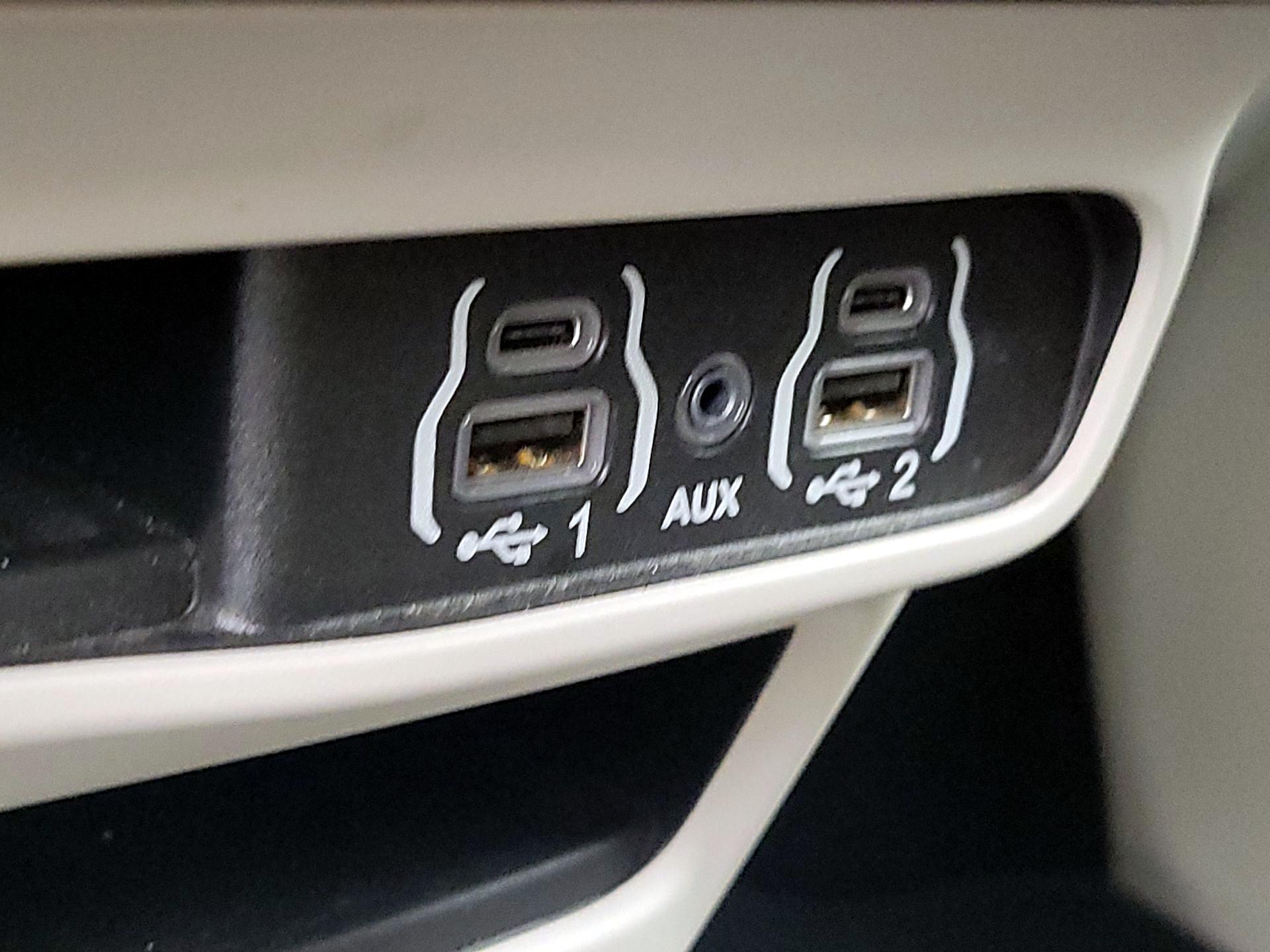 Thumbnail: 2022 Chrysler Voyager - 18