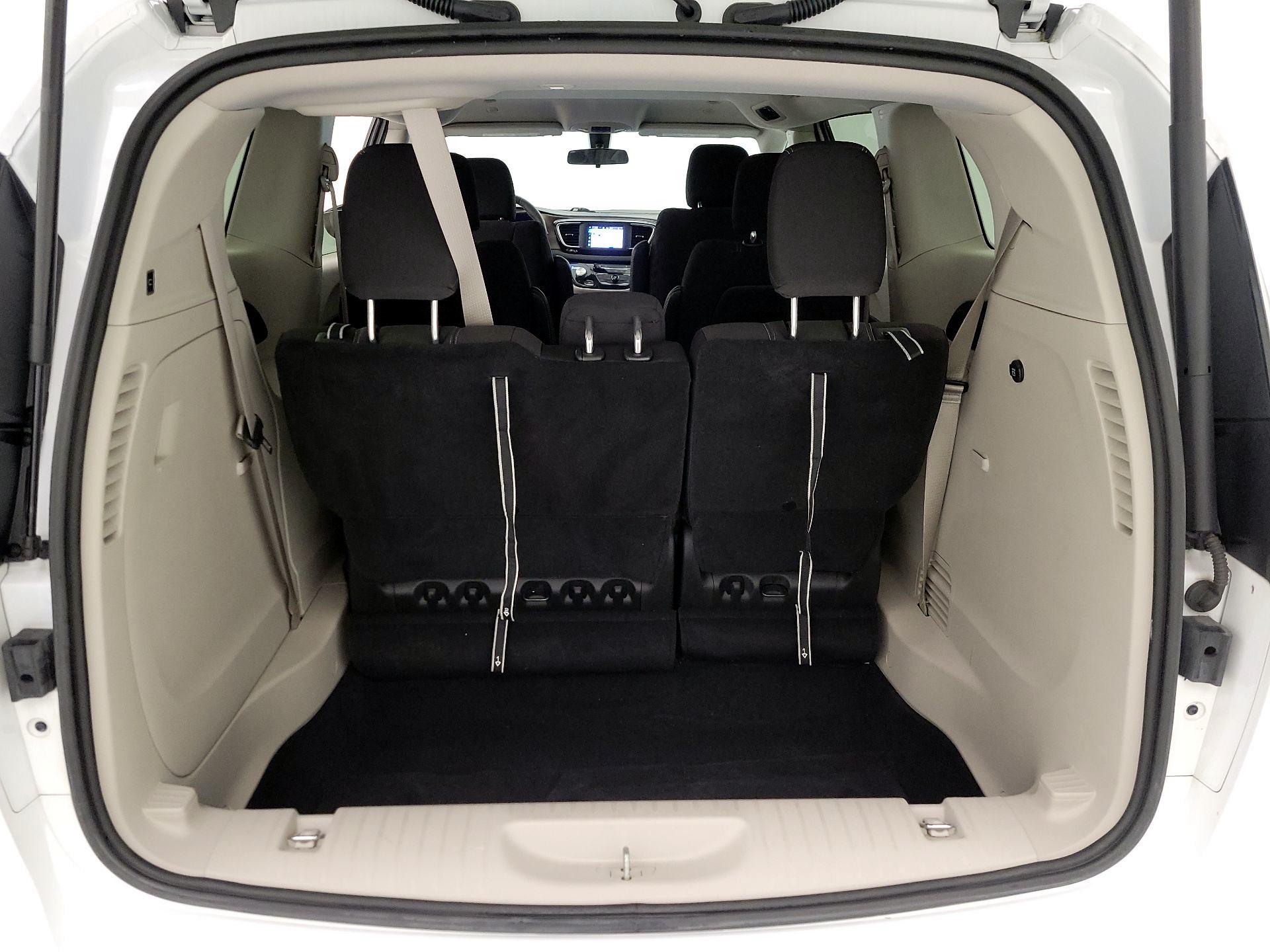 Thumbnail: 2022 Chrysler Voyager - 20