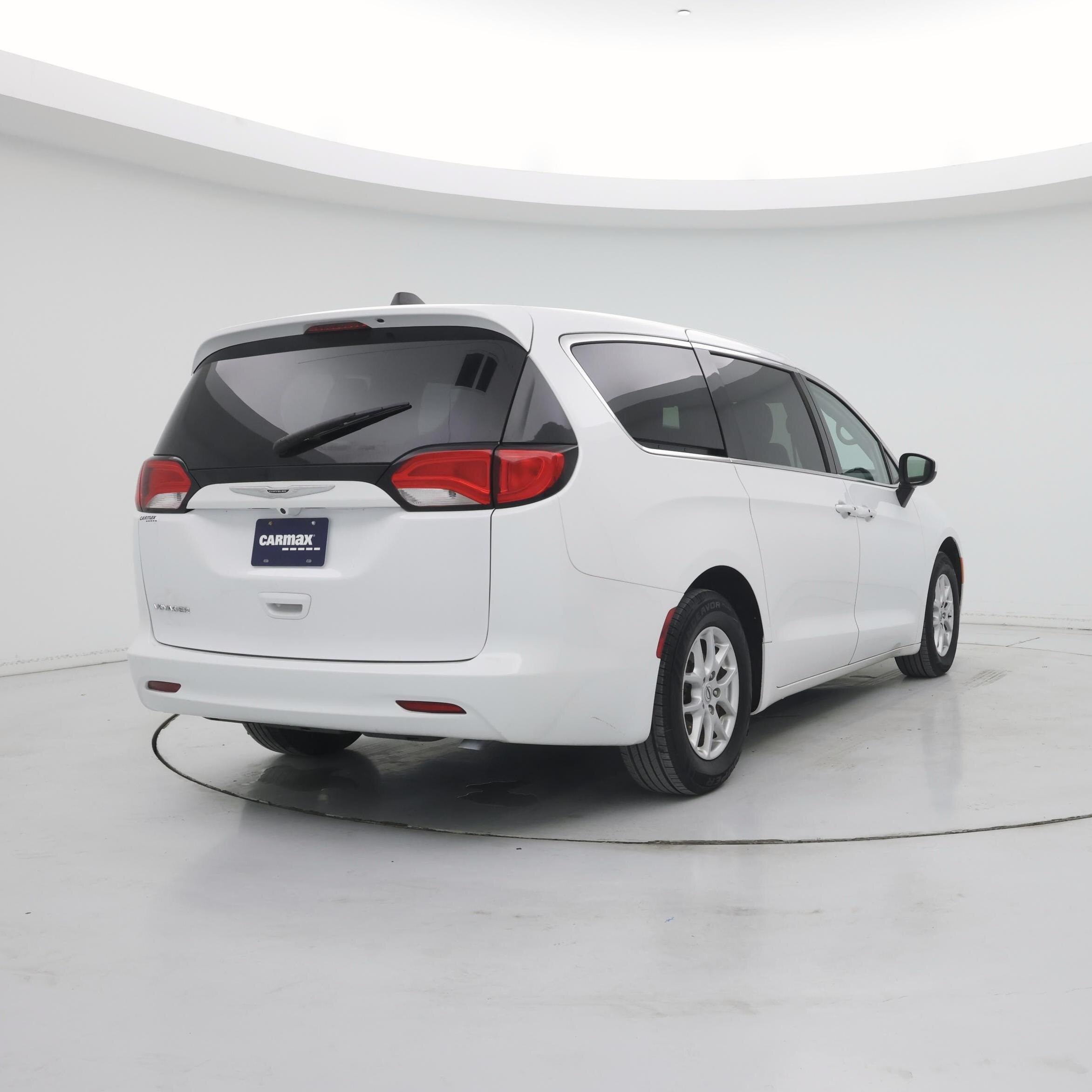 Thumbnail: 2022 Chrysler Voyager - 8