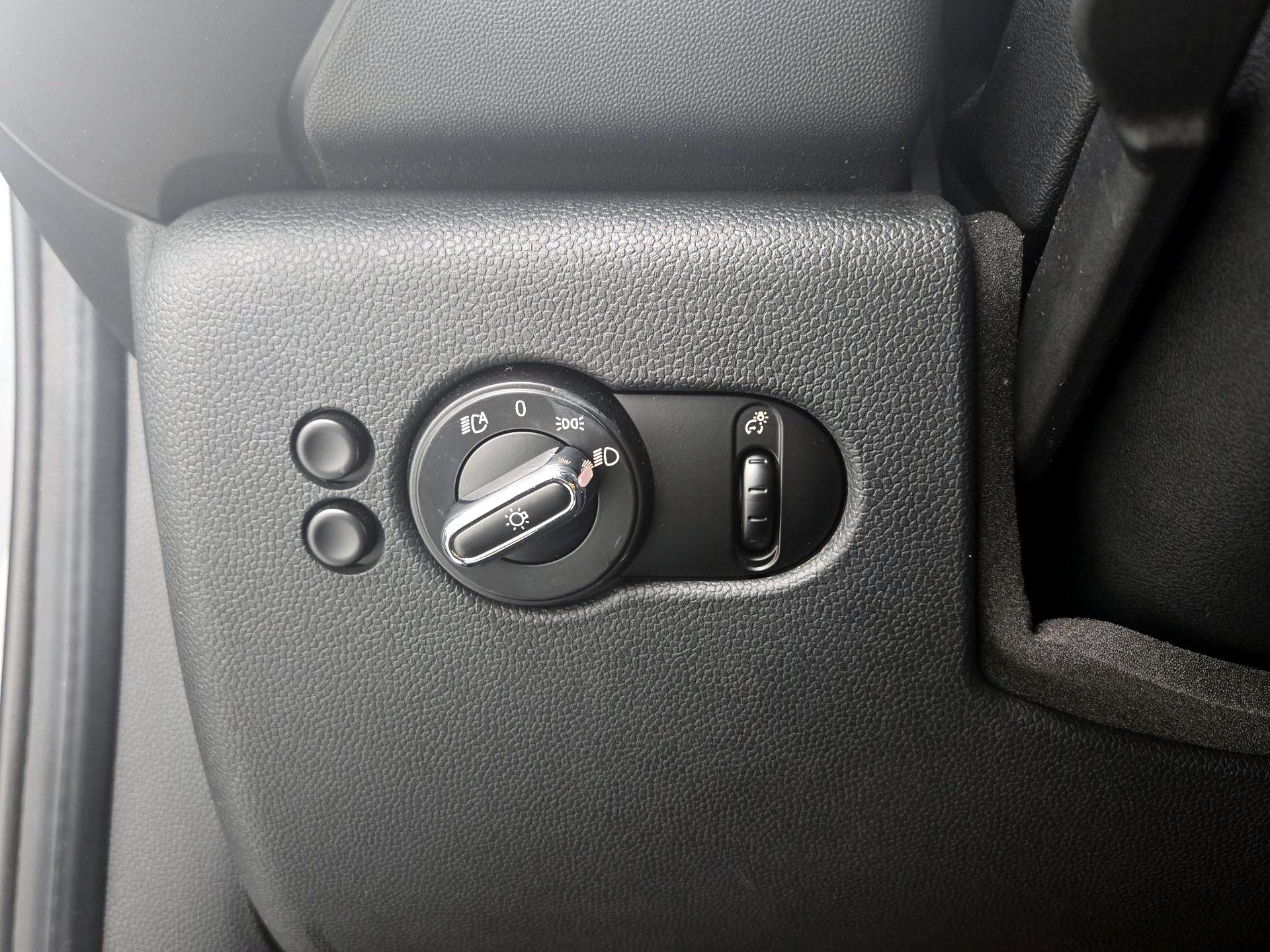 Thumbnail: 2016 MINI Cooper Hardtop - 13