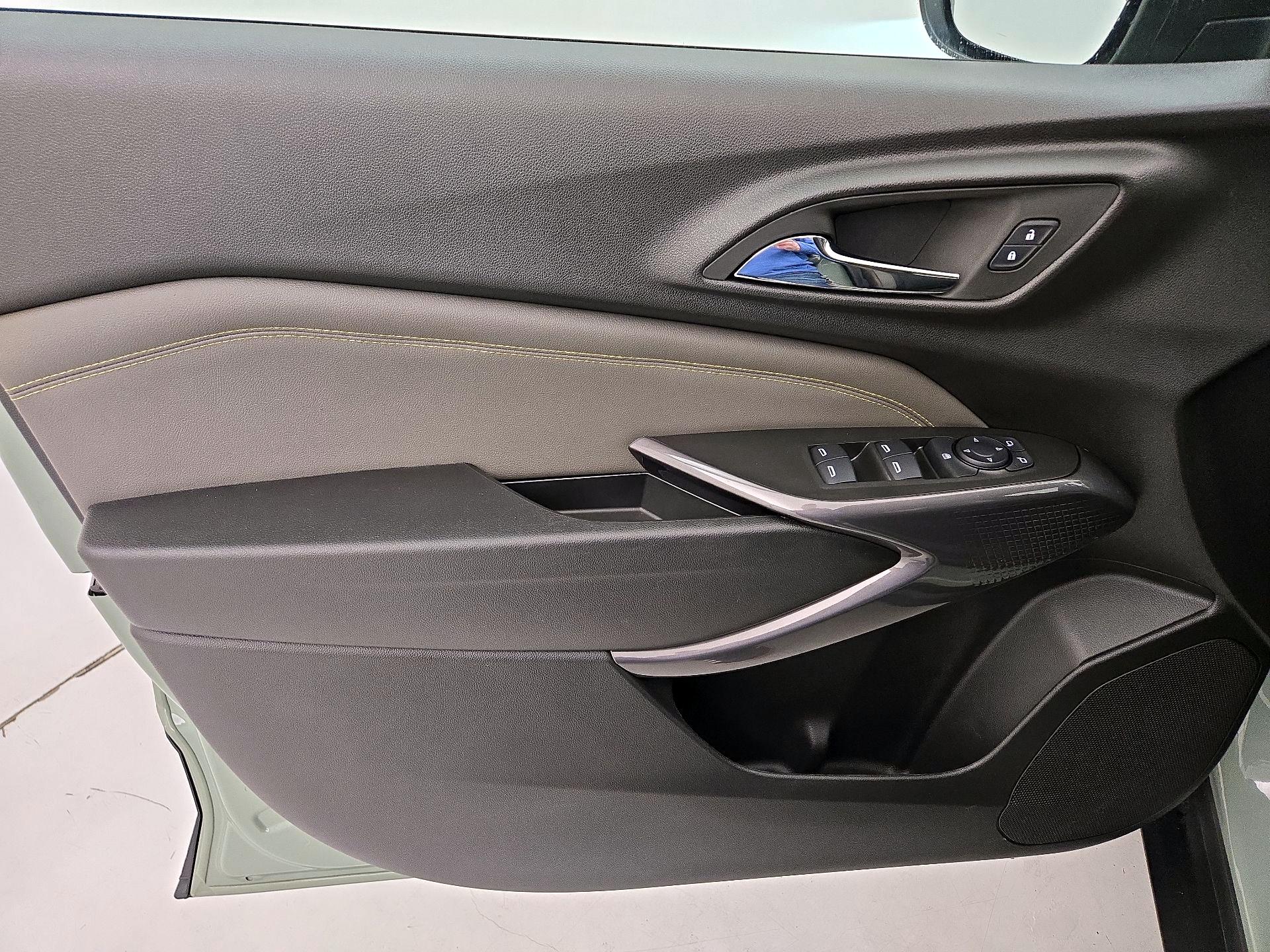 Thumbnail: 2025 Chevrolet Trax - 12
