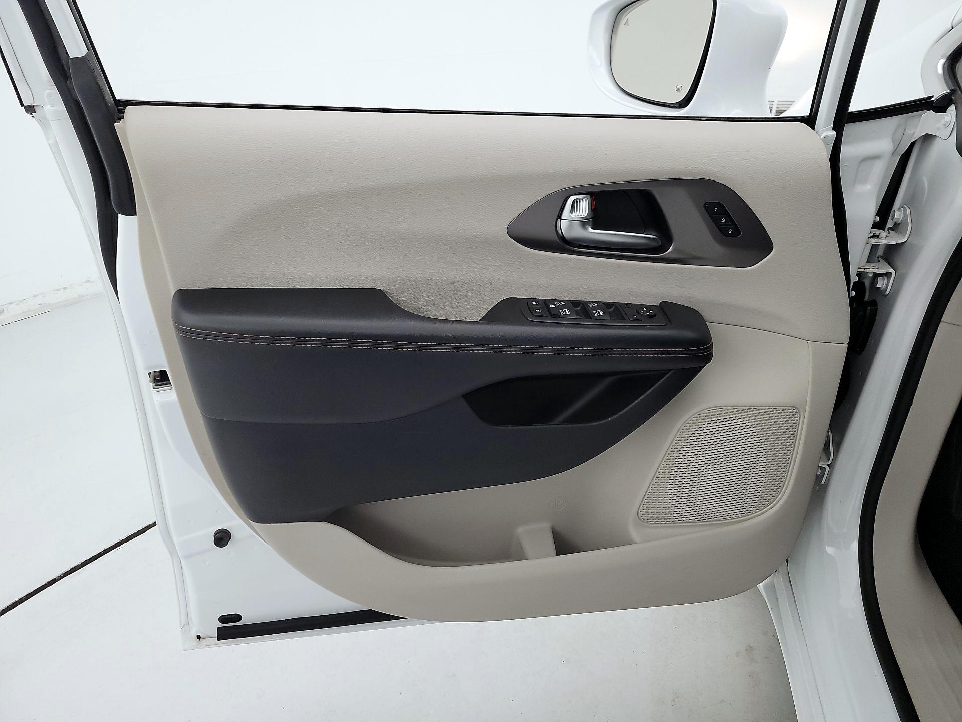 Thumbnail: 2020 Chrysler Pacifica - 12