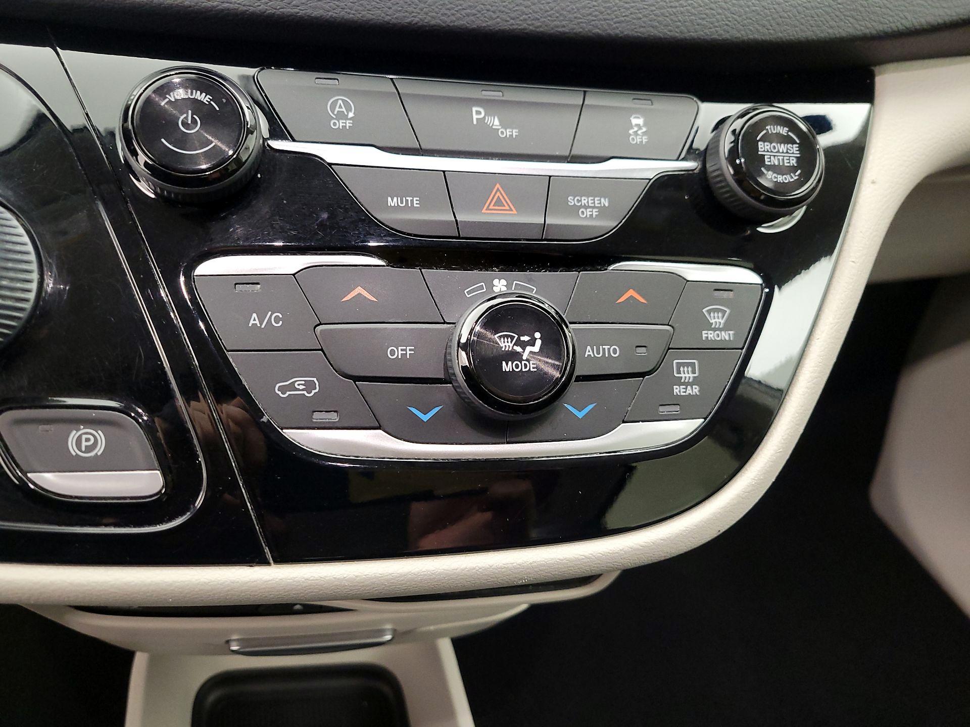 Thumbnail: 2020 Chrysler Pacifica - 17