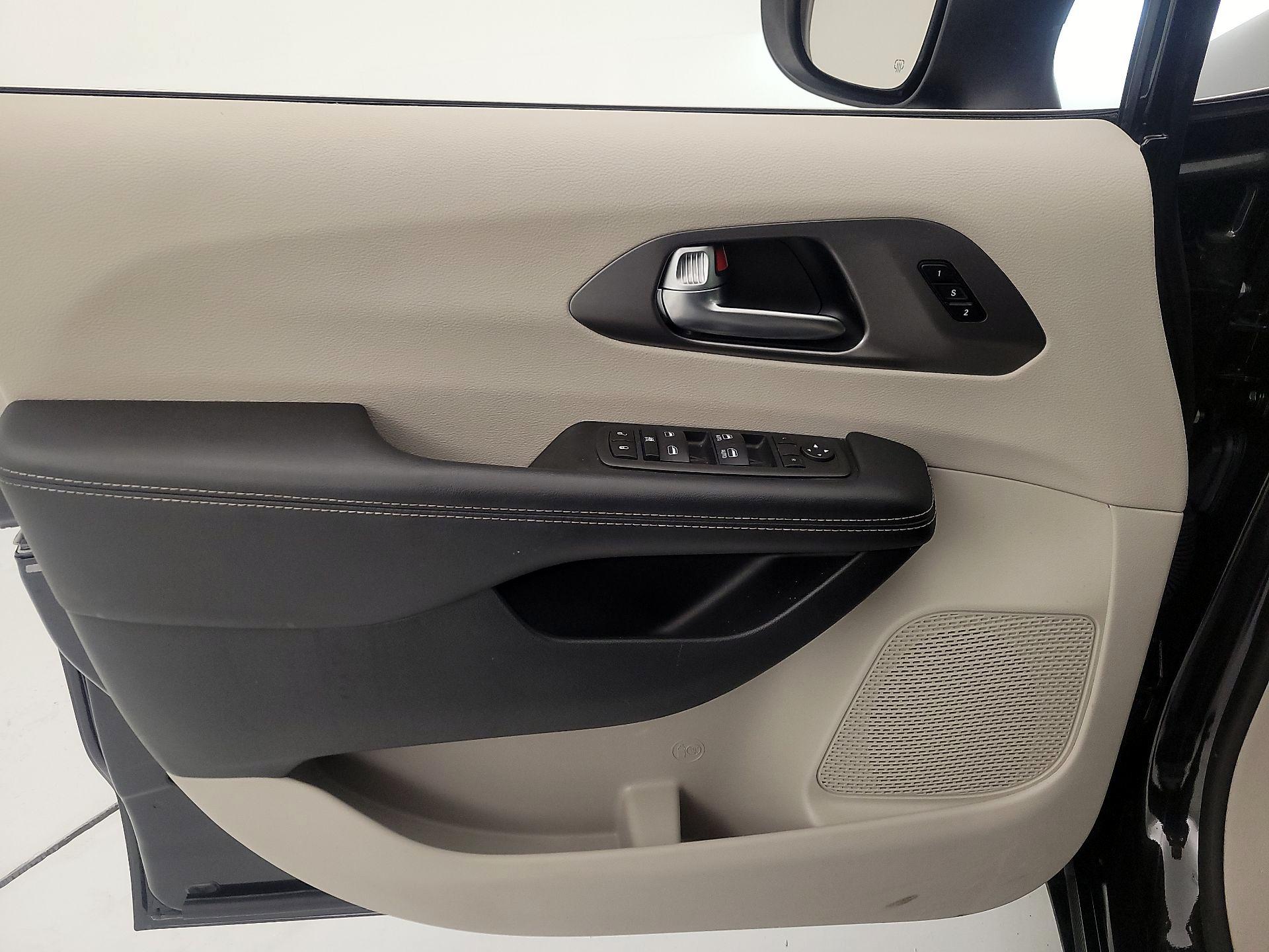 Thumbnail: 2023 Chrysler Pacifica - 12