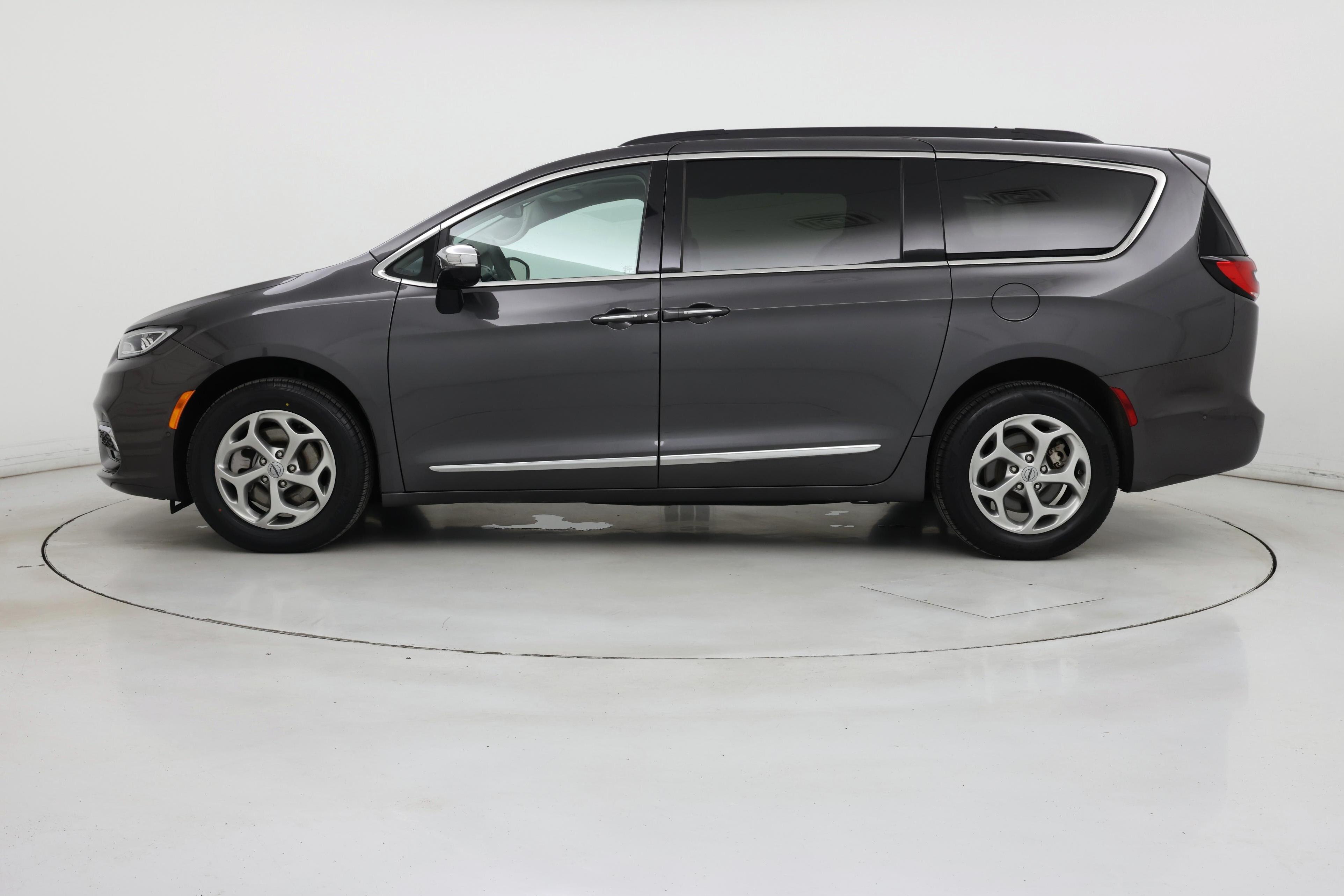 Thumbnail: 2023 Chrysler Pacifica - 3