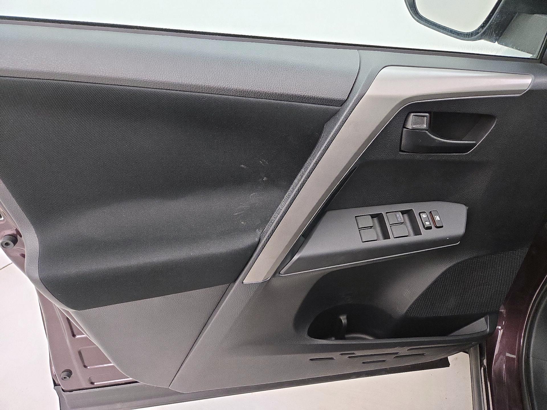 Thumbnail: 2016 Toyota RAV4 - 12