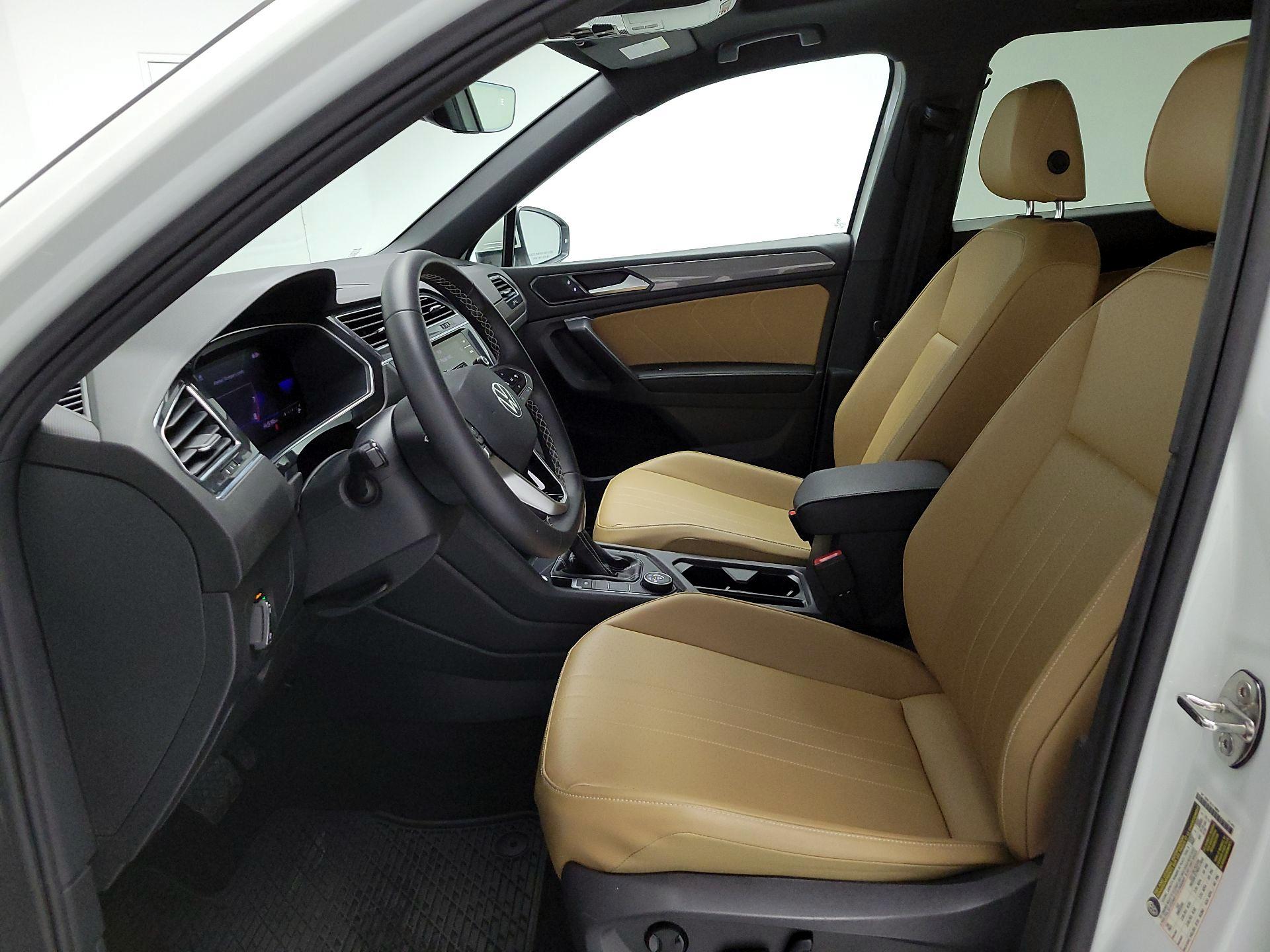 Thumbnail: 2023 Volkswagen Tiguan - 11