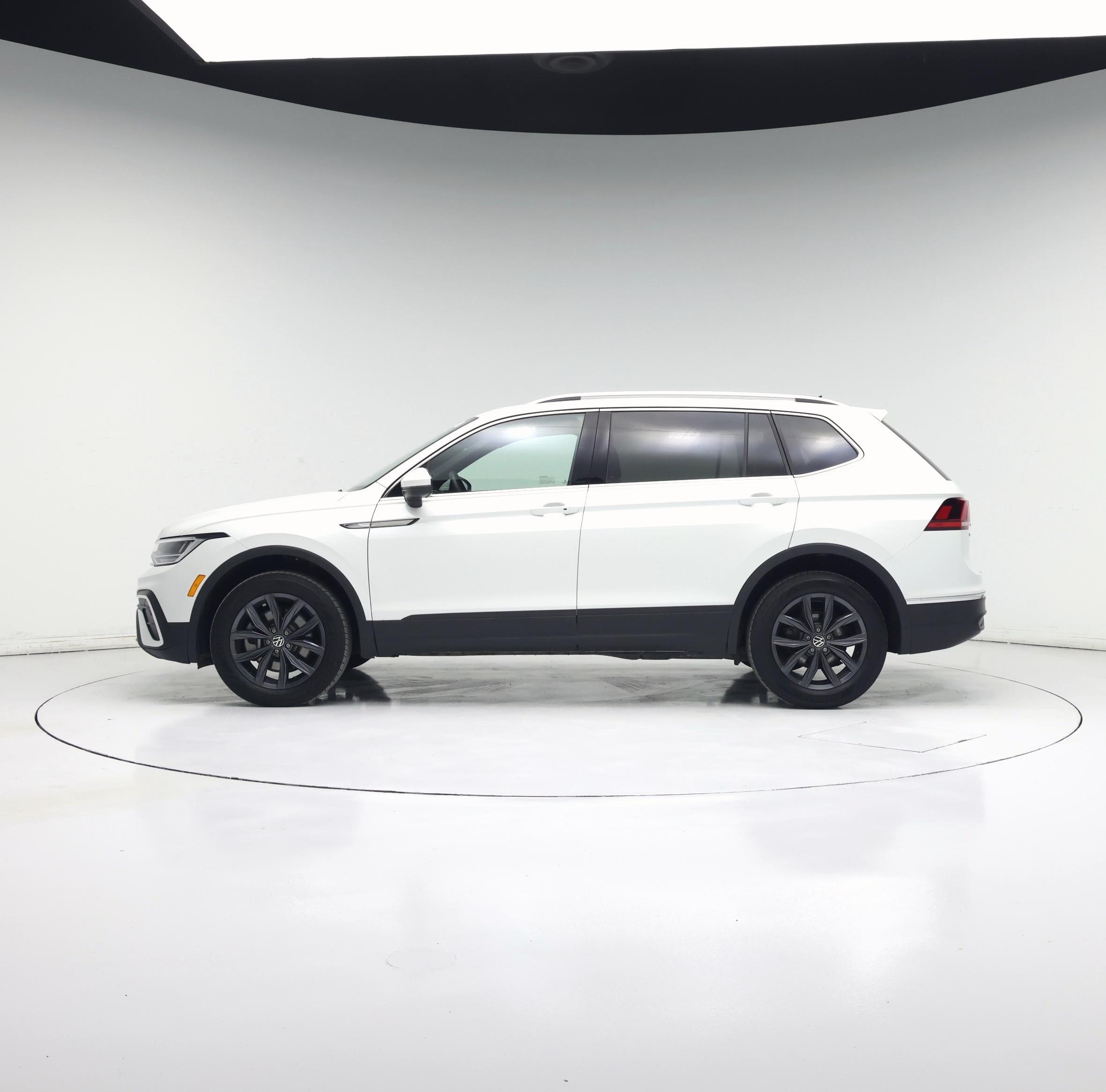 Thumbnail: 2023 Volkswagen Tiguan - 3