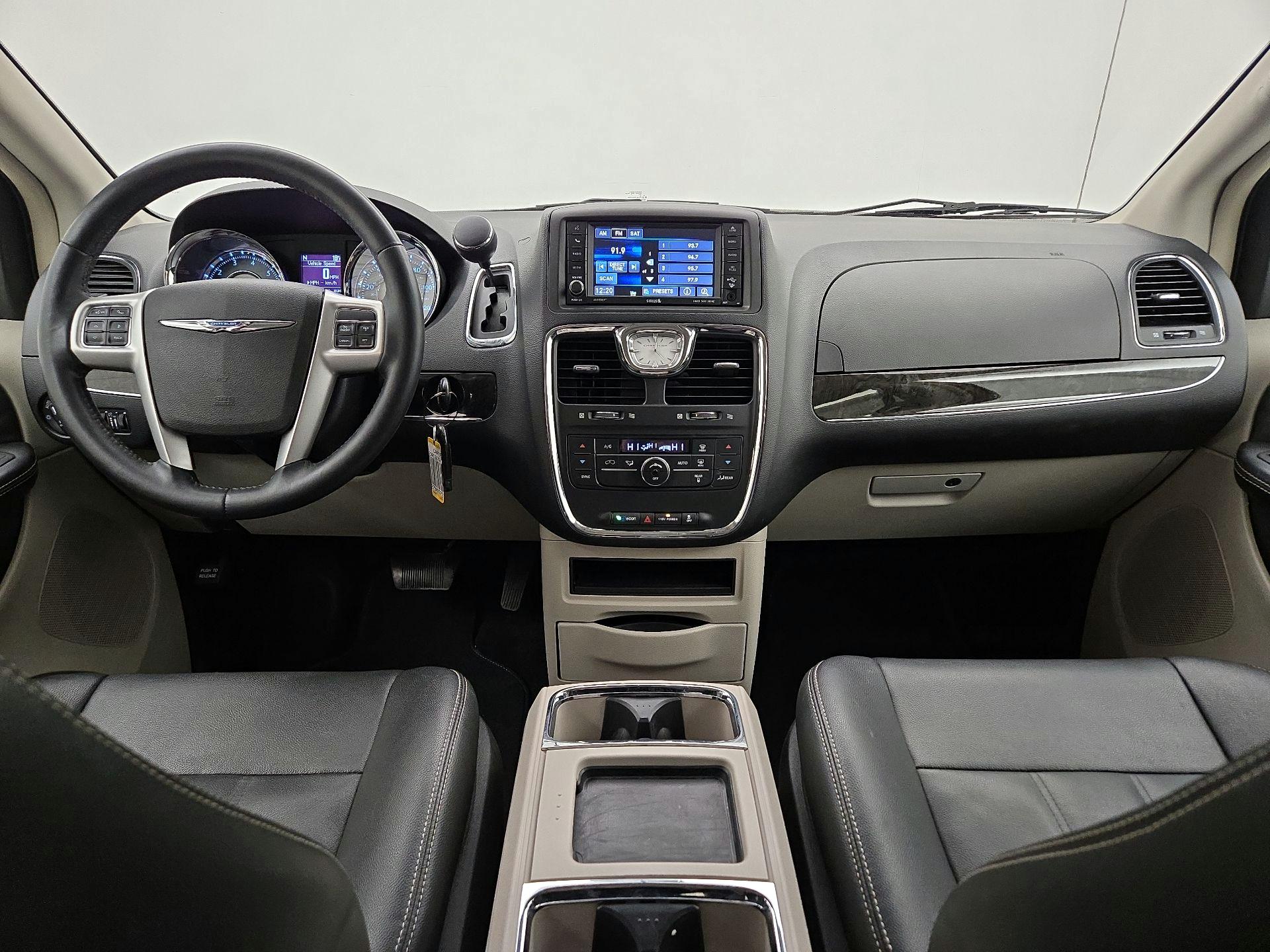 Thumbnail: 2016 Chrysler Town & Country - 9