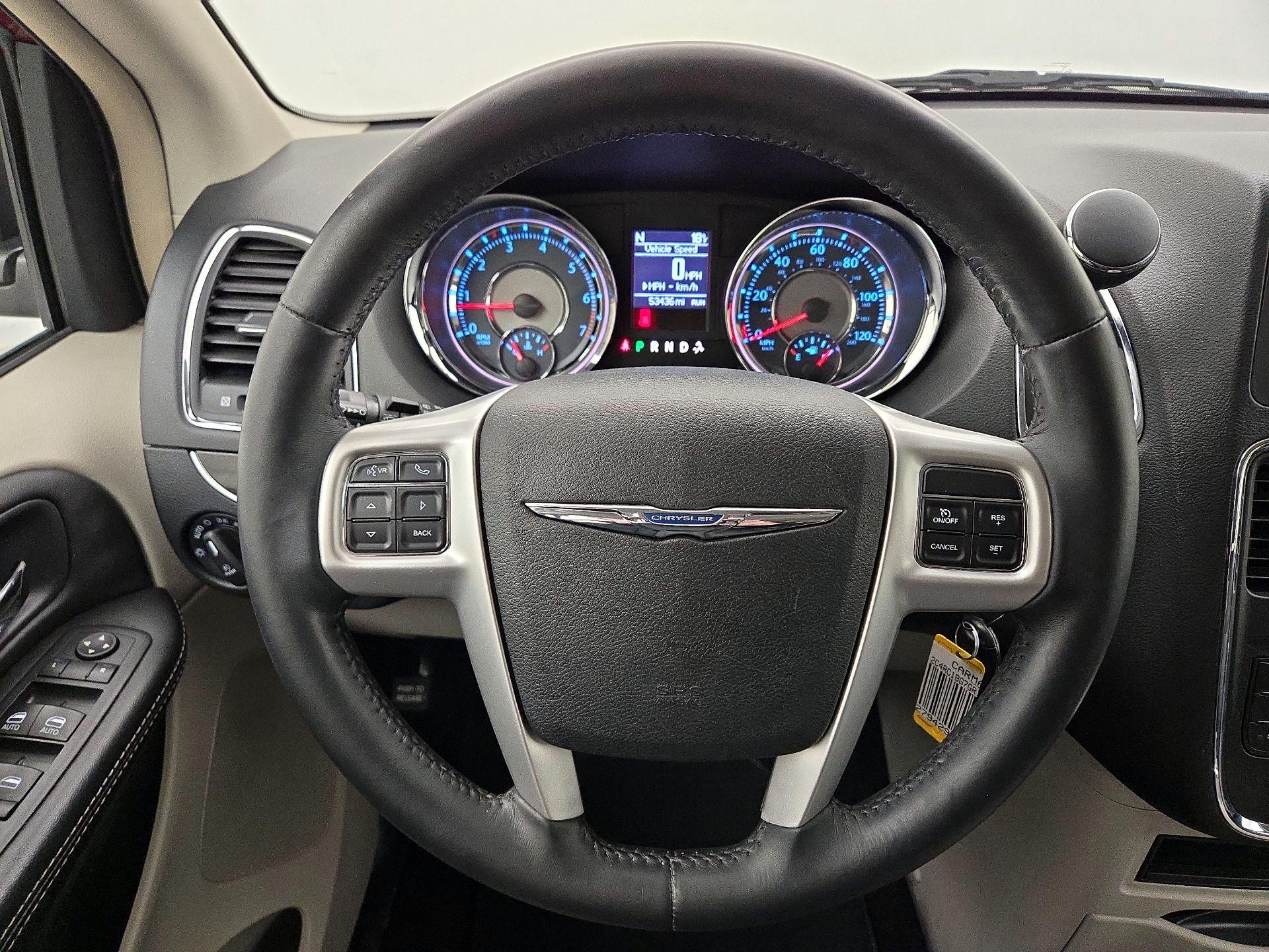 Thumbnail: 2016 Chrysler Town & Country - 10