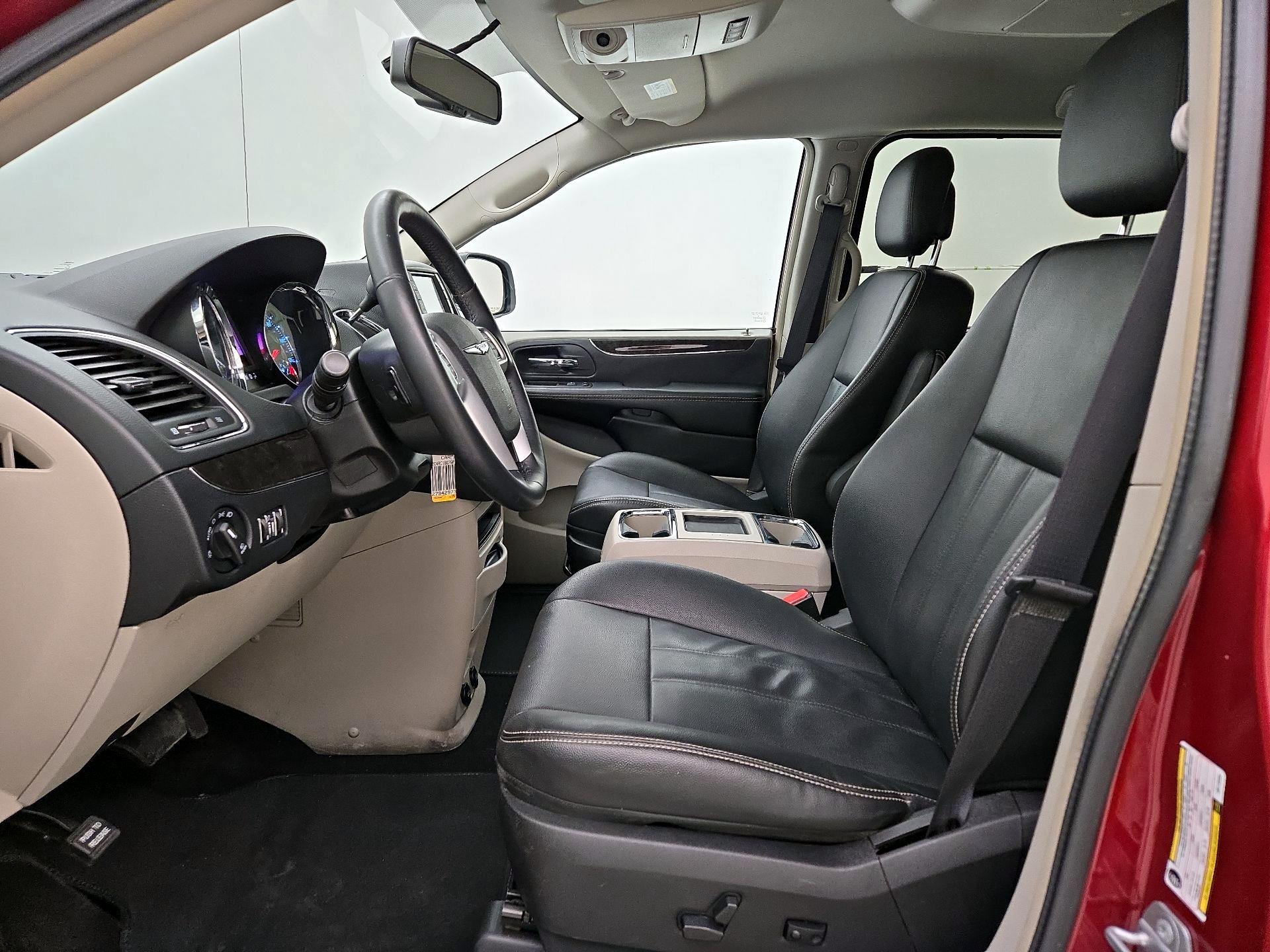 Thumbnail: 2016 Chrysler Town & Country - 11