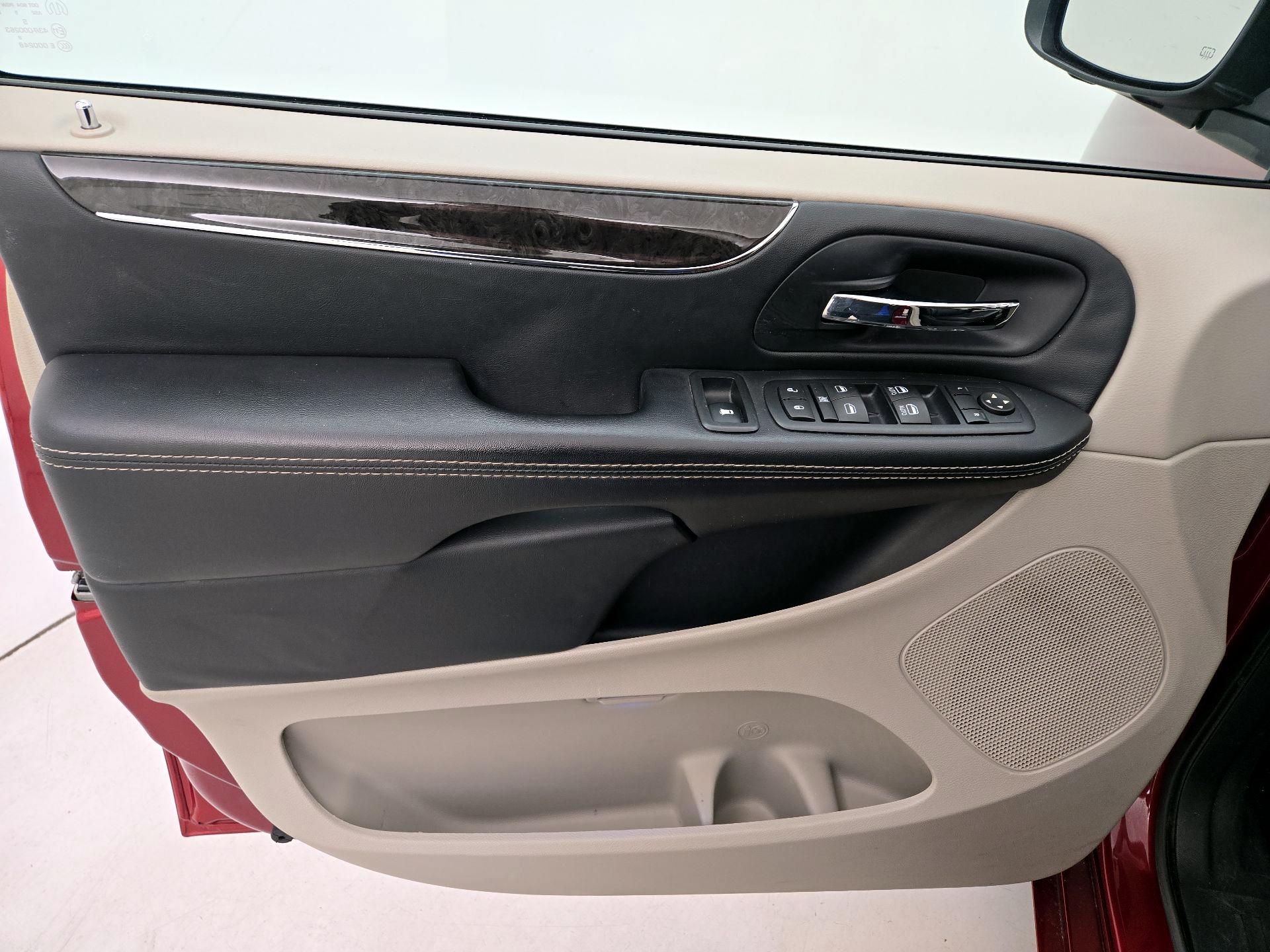 Thumbnail: 2016 Chrysler Town & Country - 12