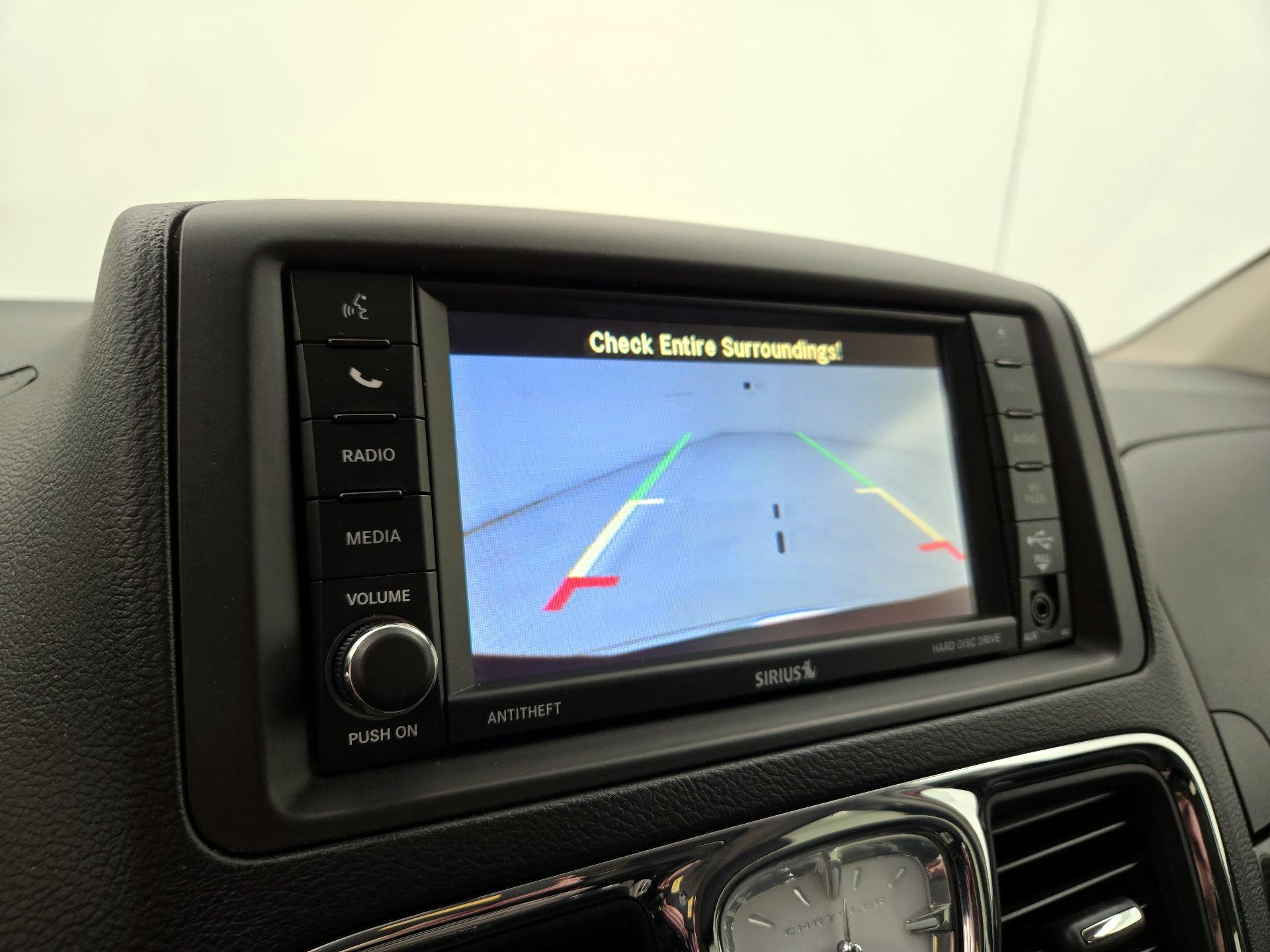 Thumbnail: 2016 Chrysler Town & Country - 14