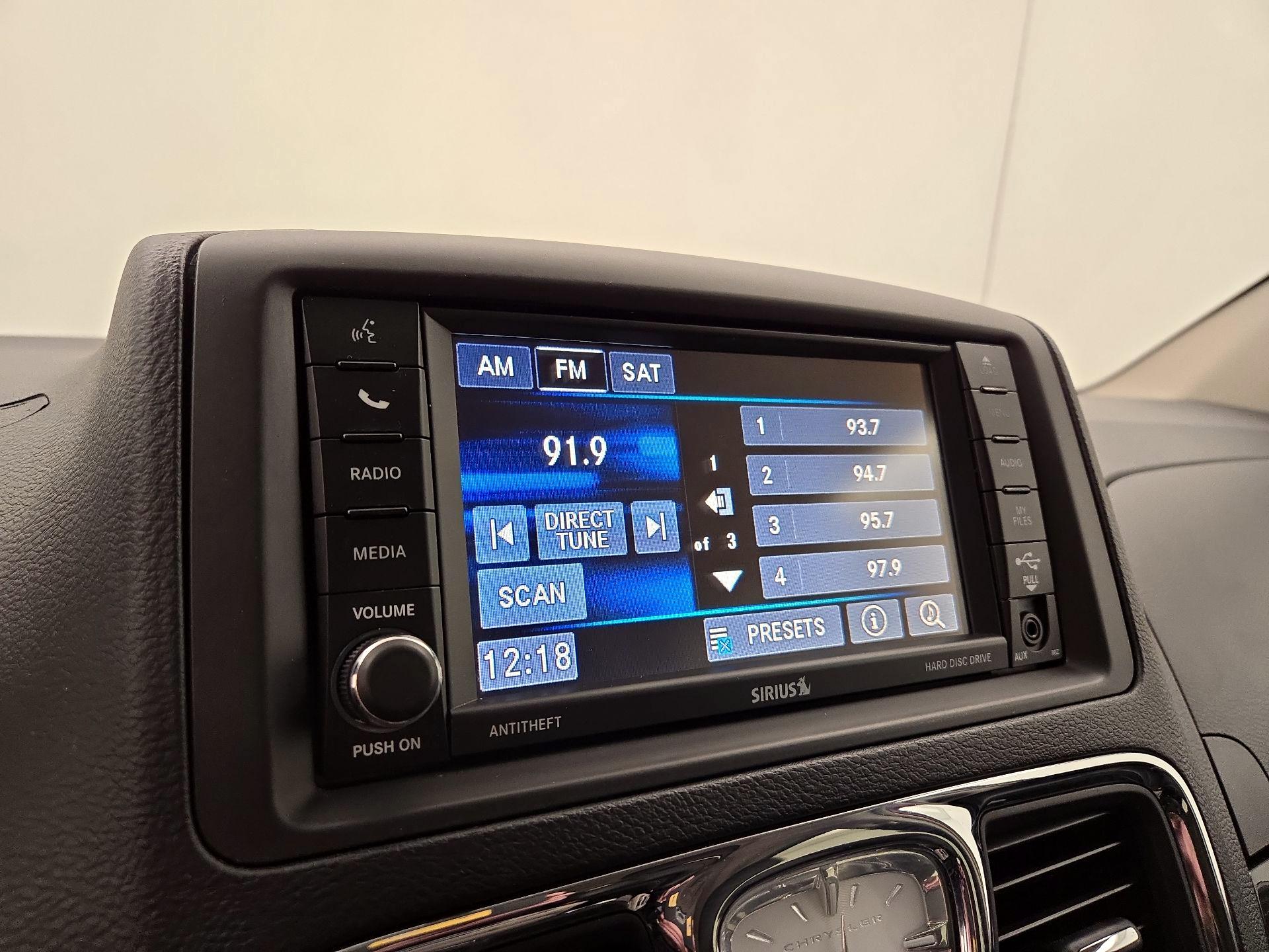 Thumbnail: 2016 Chrysler Town & Country - 15