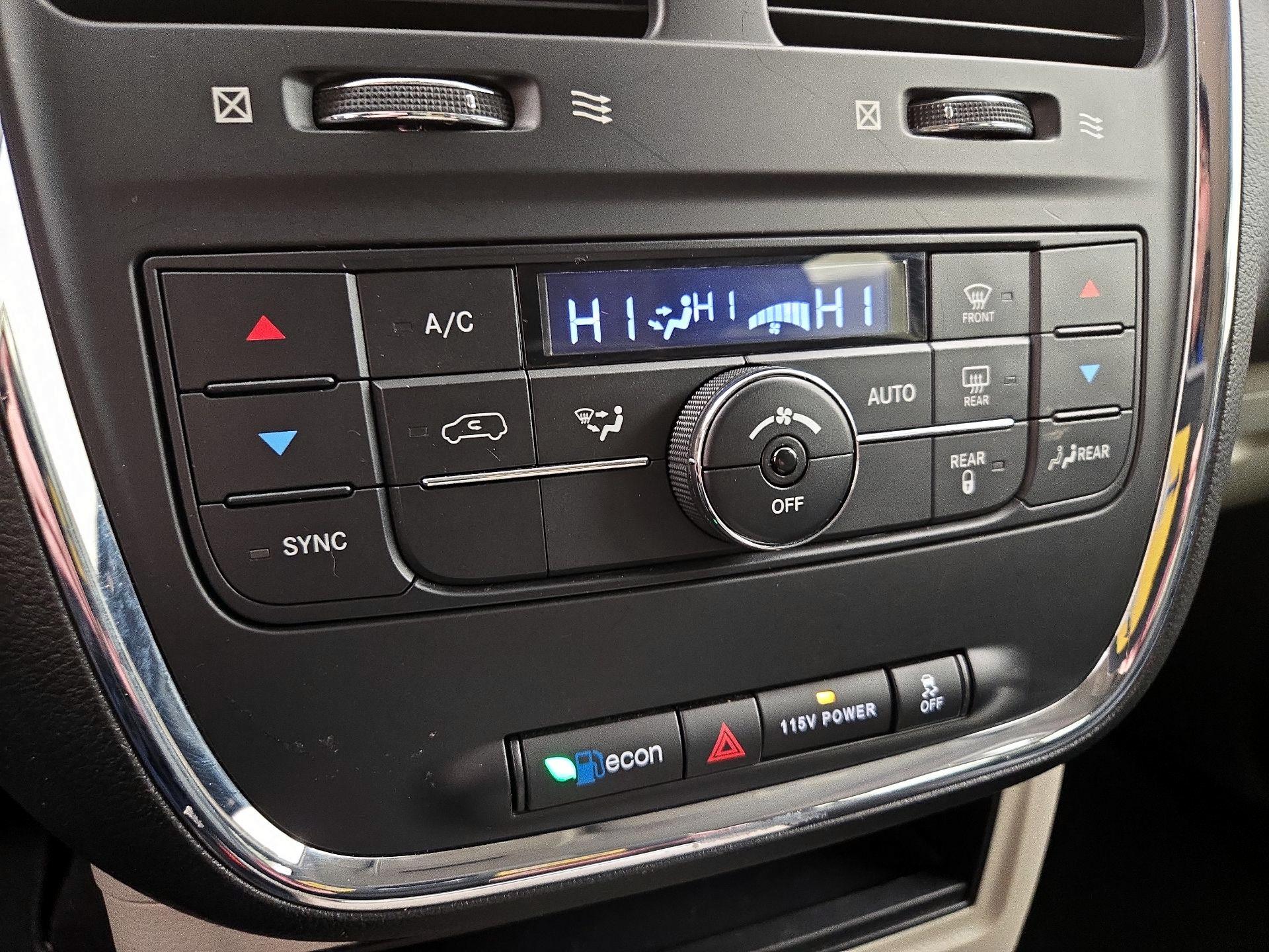 Thumbnail: 2016 Chrysler Town & Country - 16