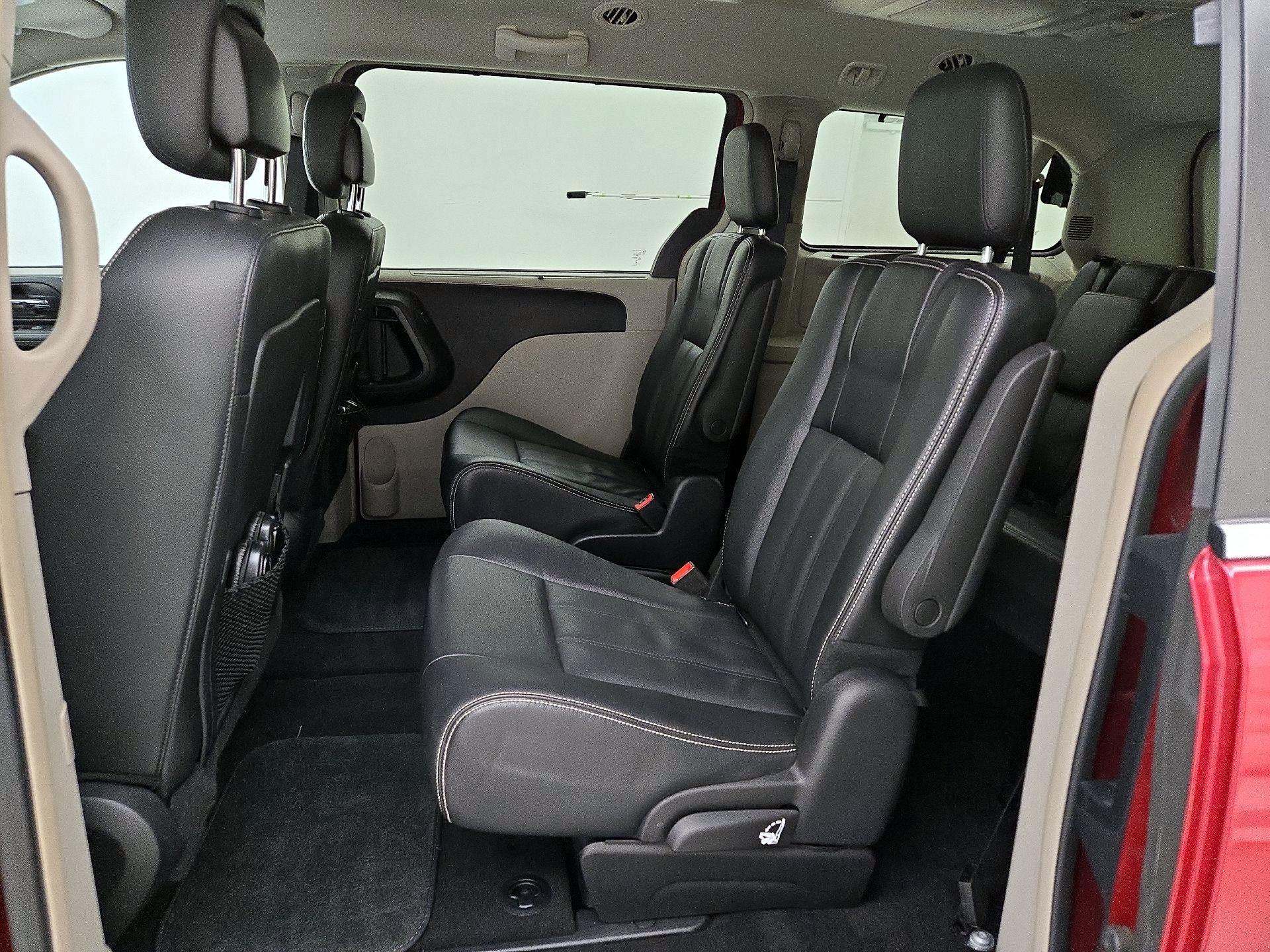 Thumbnail: 2016 Chrysler Town & Country - 19