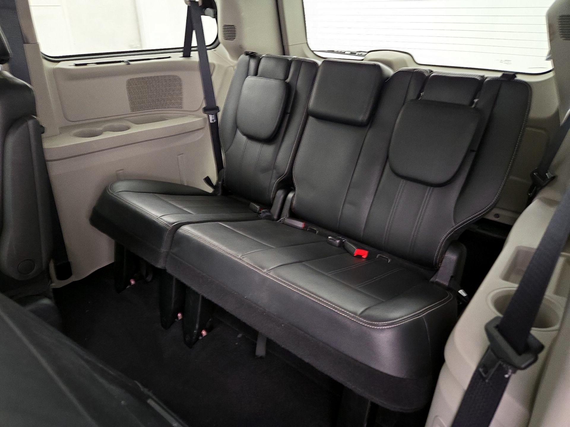 Thumbnail: 2016 Chrysler Town & Country - 20