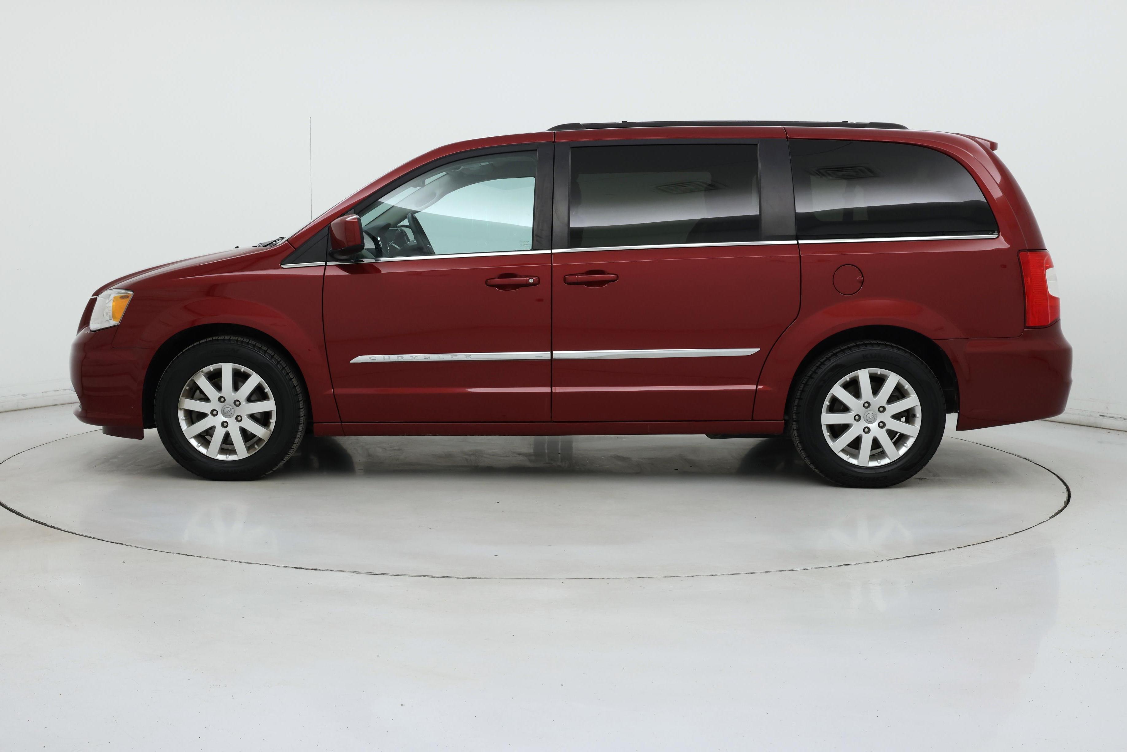 Thumbnail: 2016 Chrysler Town & Country - 3