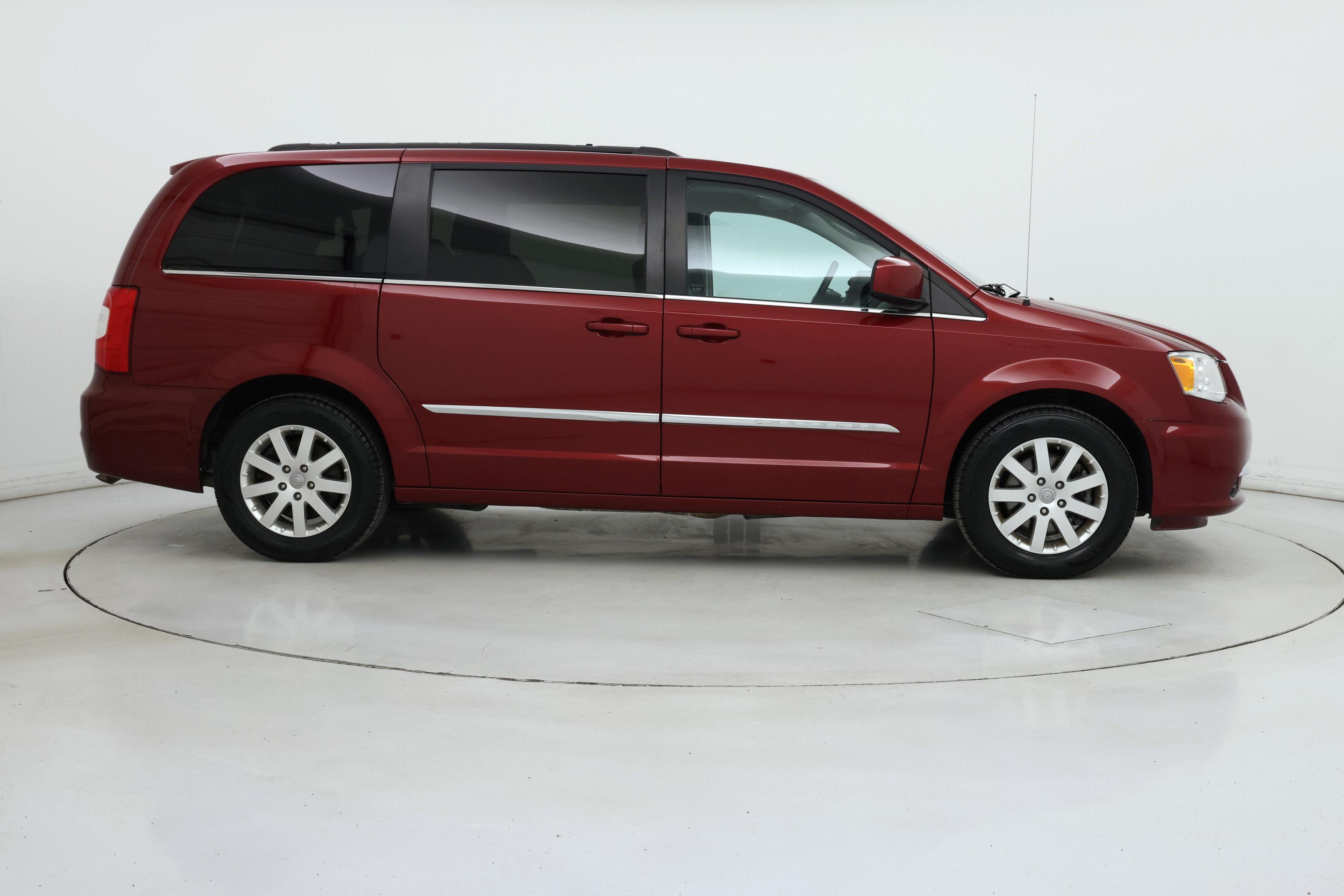 Thumbnail: 2016 Chrysler Town & Country - 7