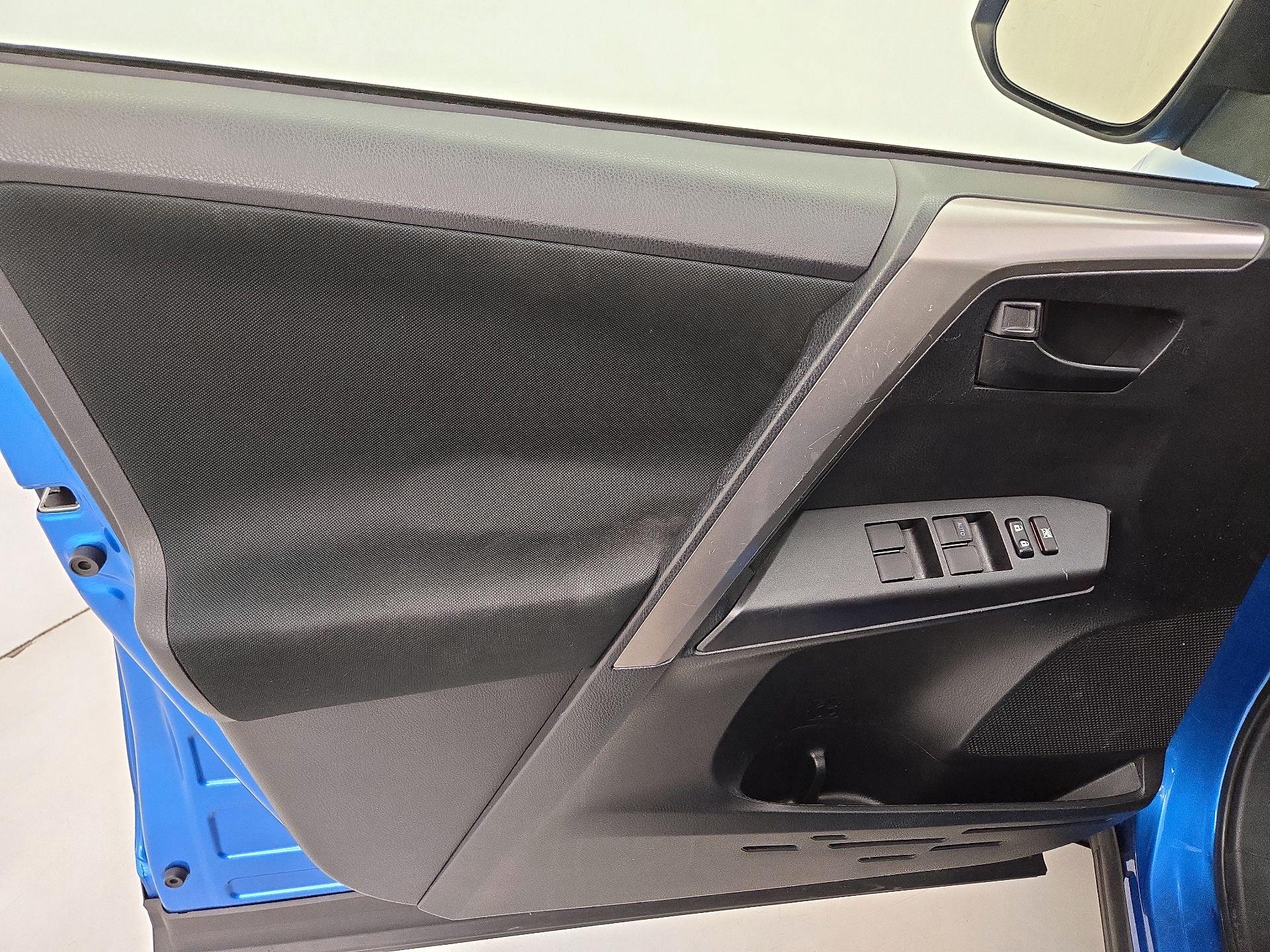 Thumbnail: 2018 Toyota RAV4 - 12