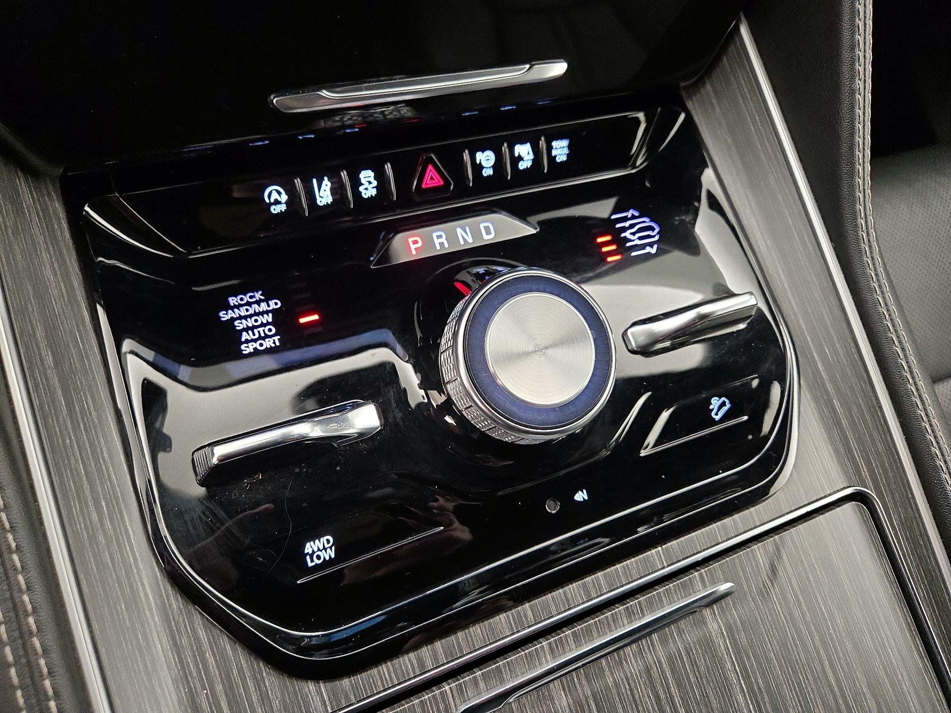 Thumbnail: 2023 Jeep Wagoneer - 18