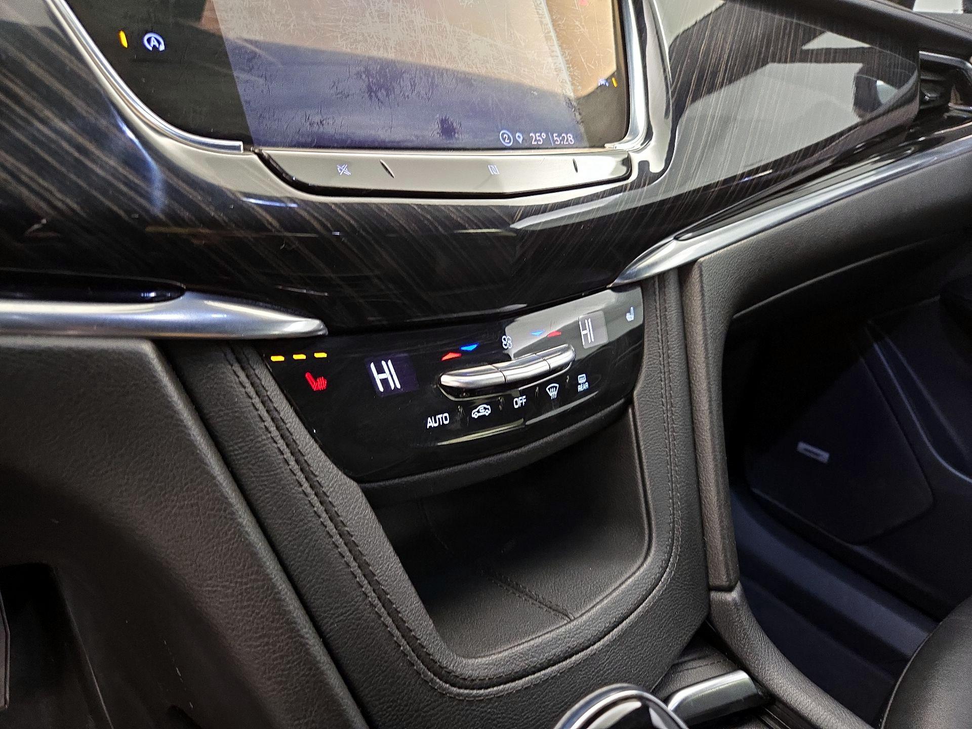 Thumbnail: 2021 Cadillac XT6 - 16