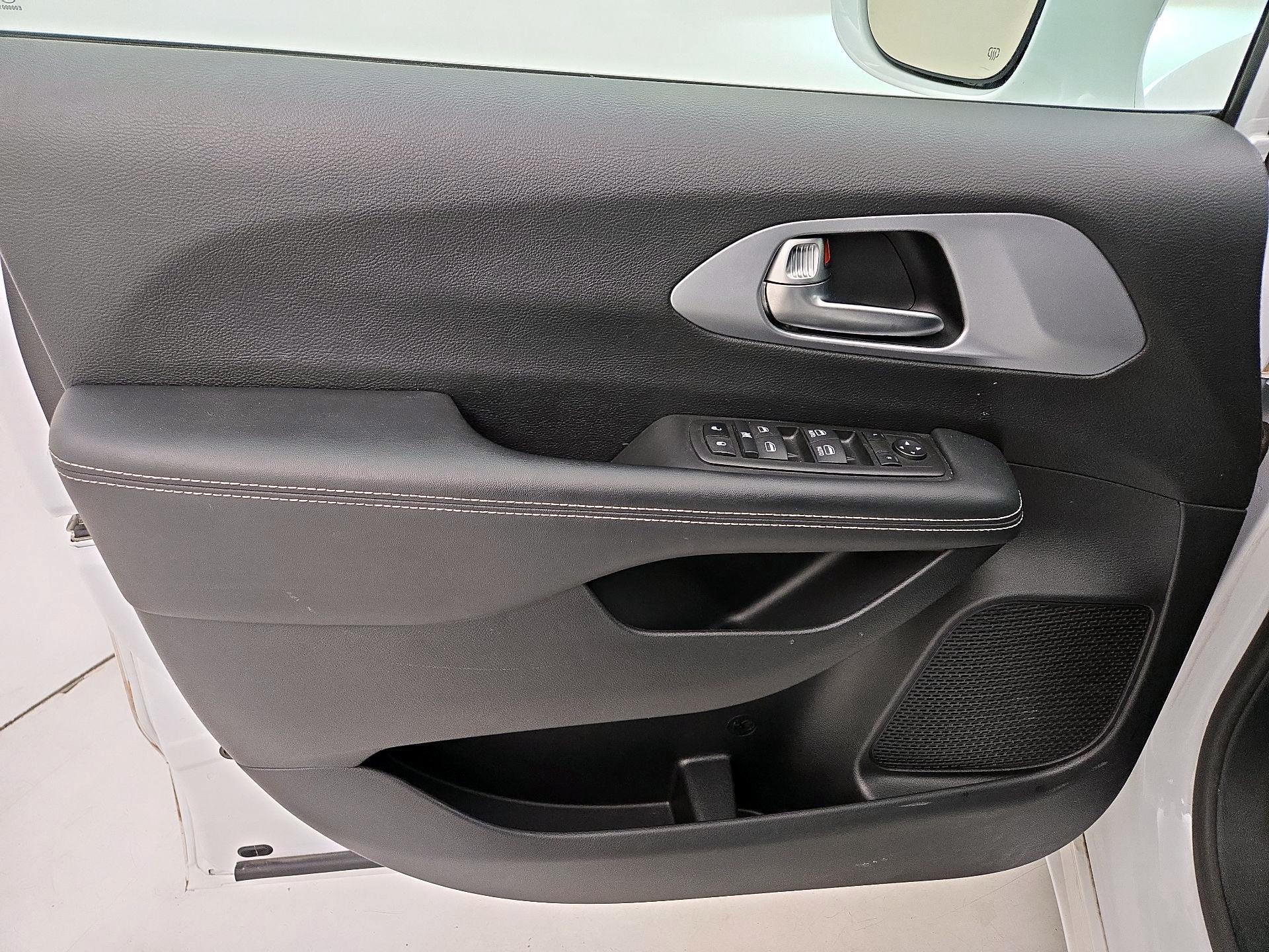 Thumbnail: 2022 Chrysler Pacifica - 12