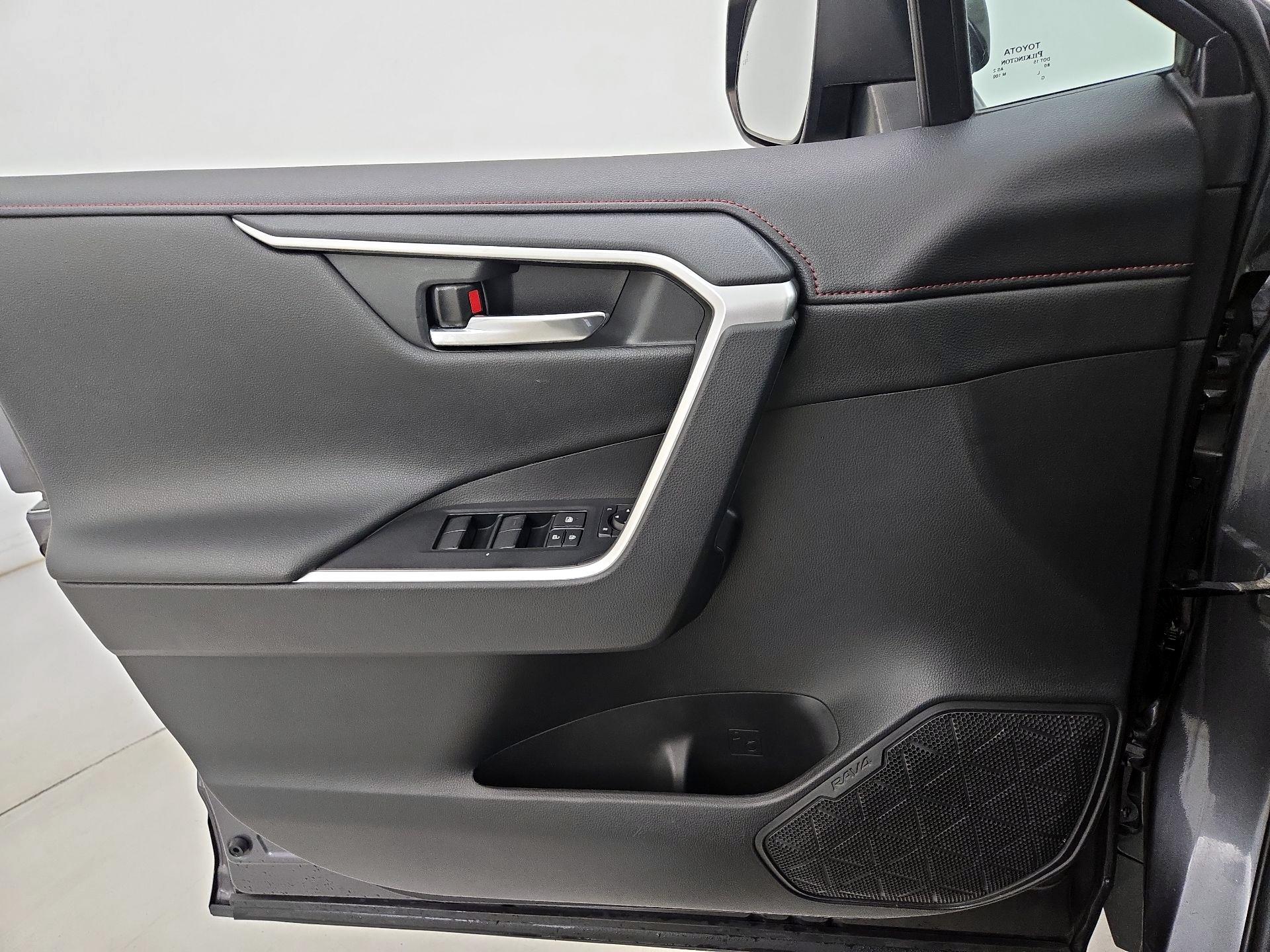 Thumbnail: 2020 Toyota RAV4 - 12