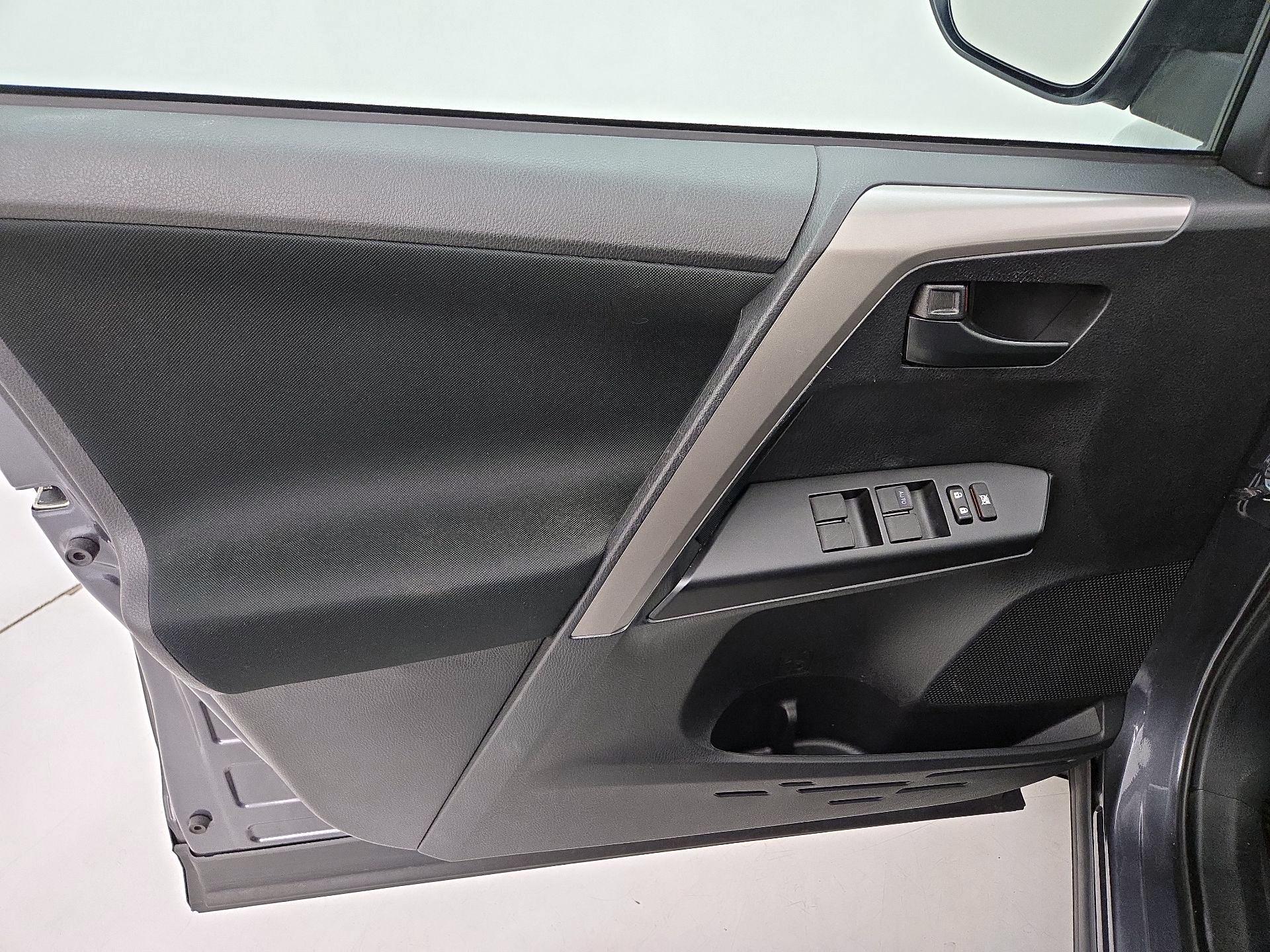 Thumbnail: 2018 Toyota RAV4 - 12