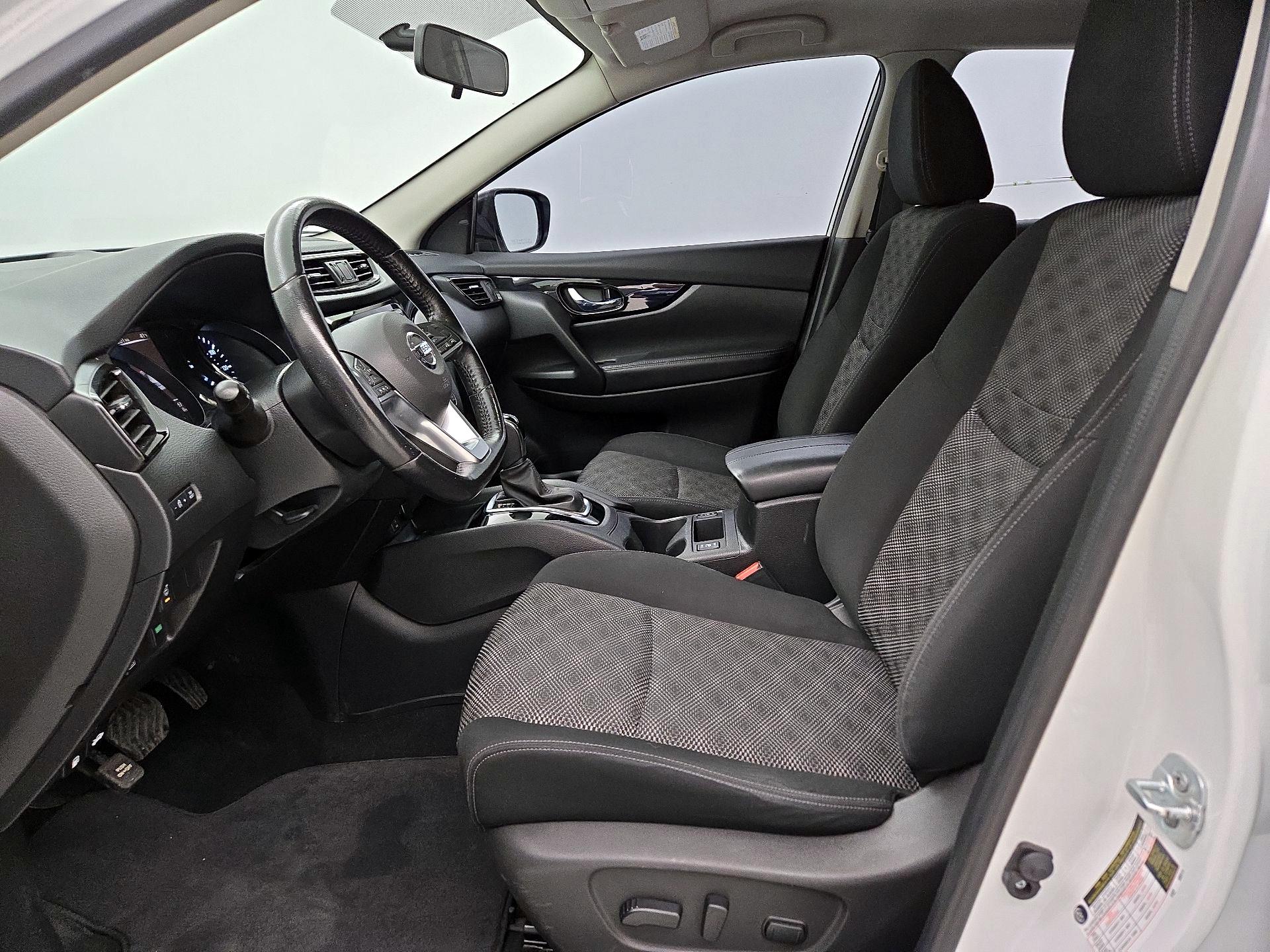 Thumbnail: 2017 Nissan Rogue Sport - 11