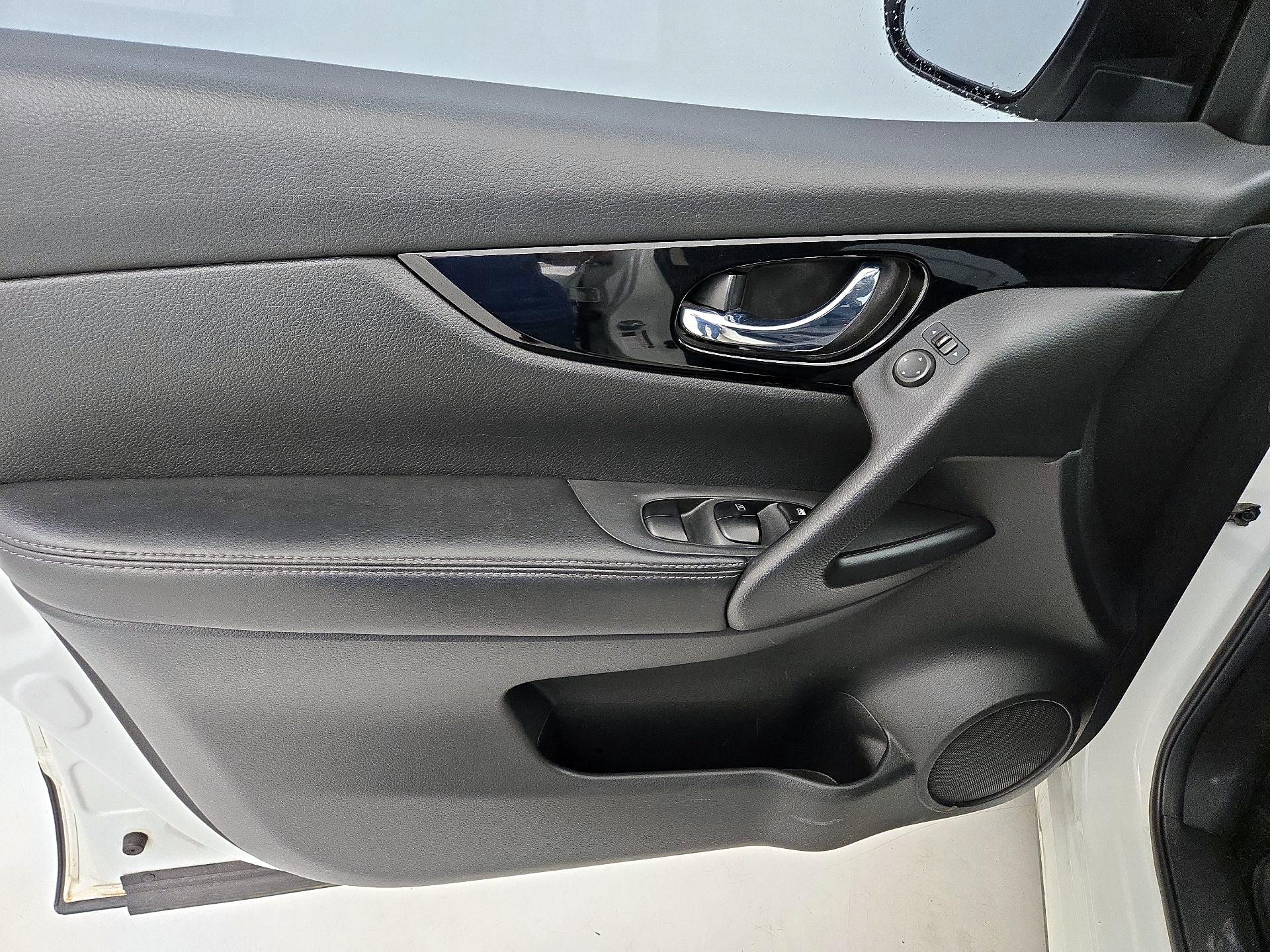 Thumbnail: 2017 Nissan Rogue Sport - 12