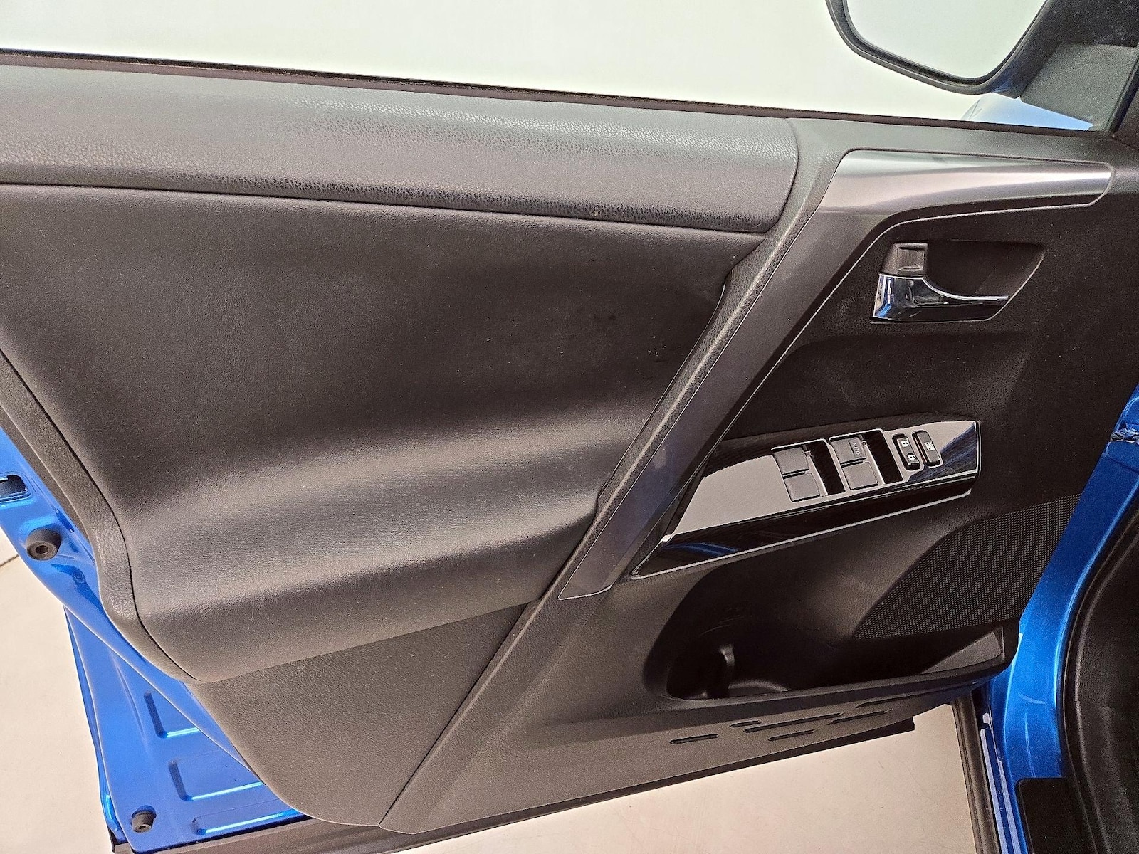 2016 Toyota RAV4 SE - Photo 13