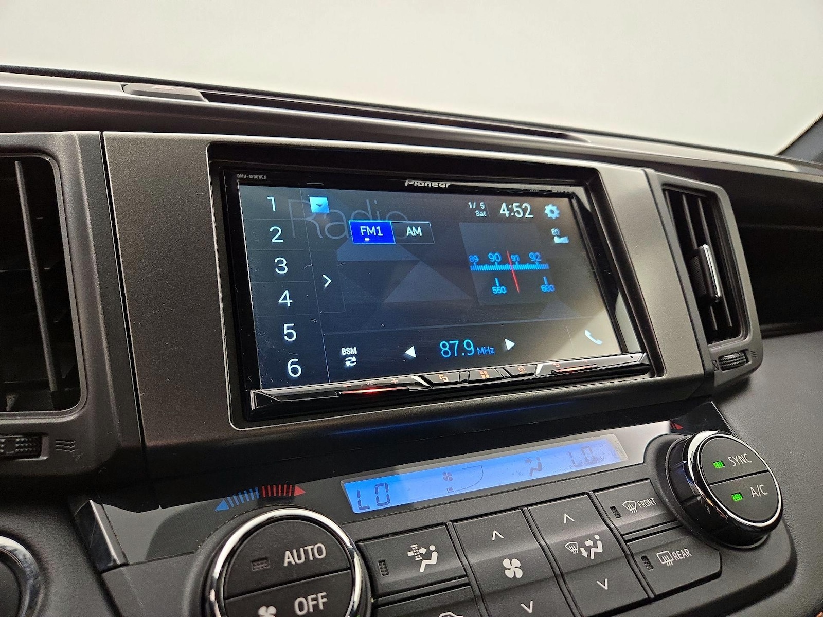 2016 Toyota RAV4 SE - Photo 16