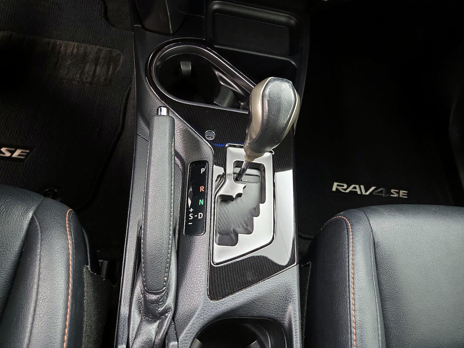 2016 Toyota RAV4 SE - Photo 18