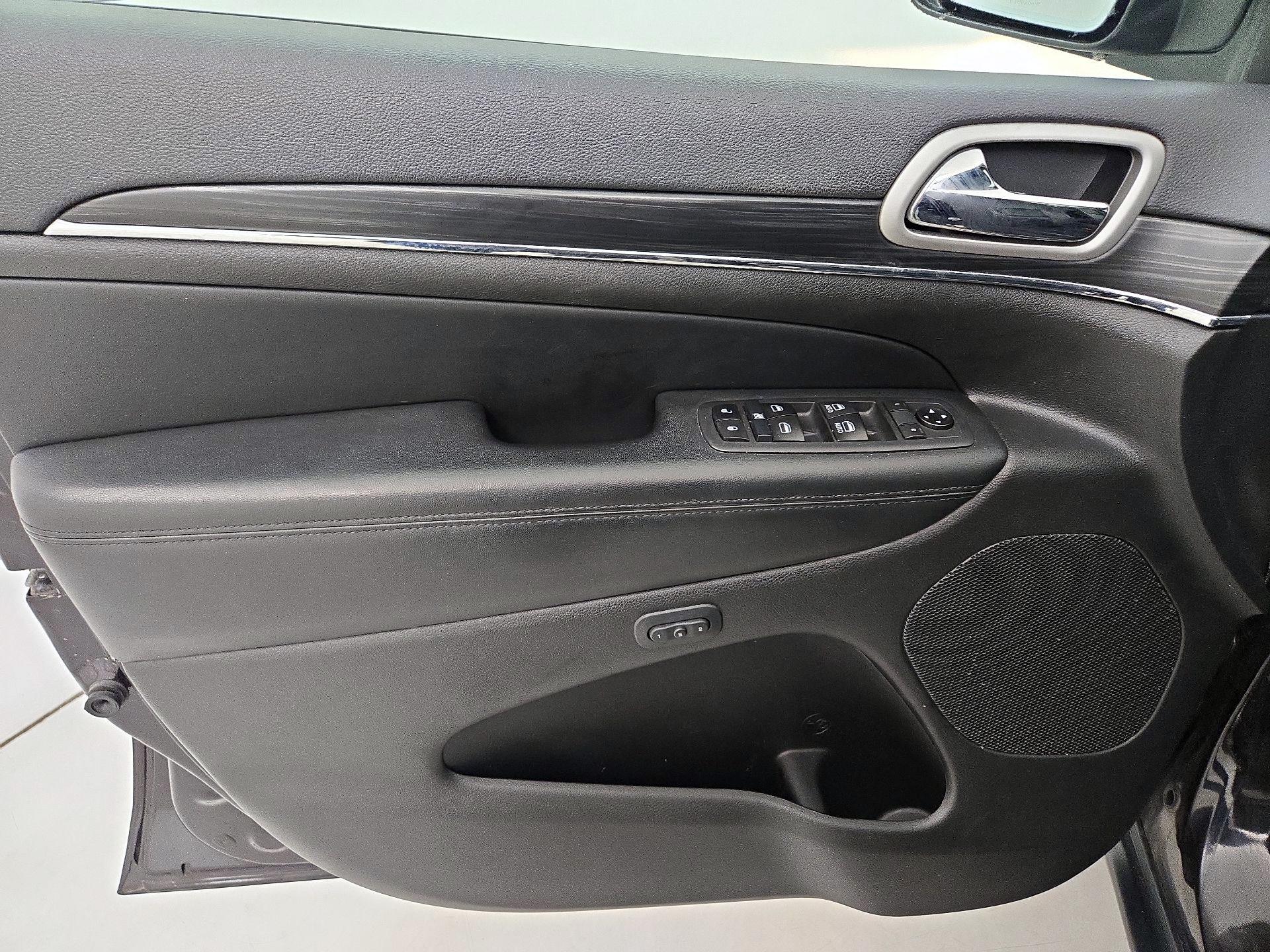 Thumbnail: 2020 Jeep Grand Cherokee - 12