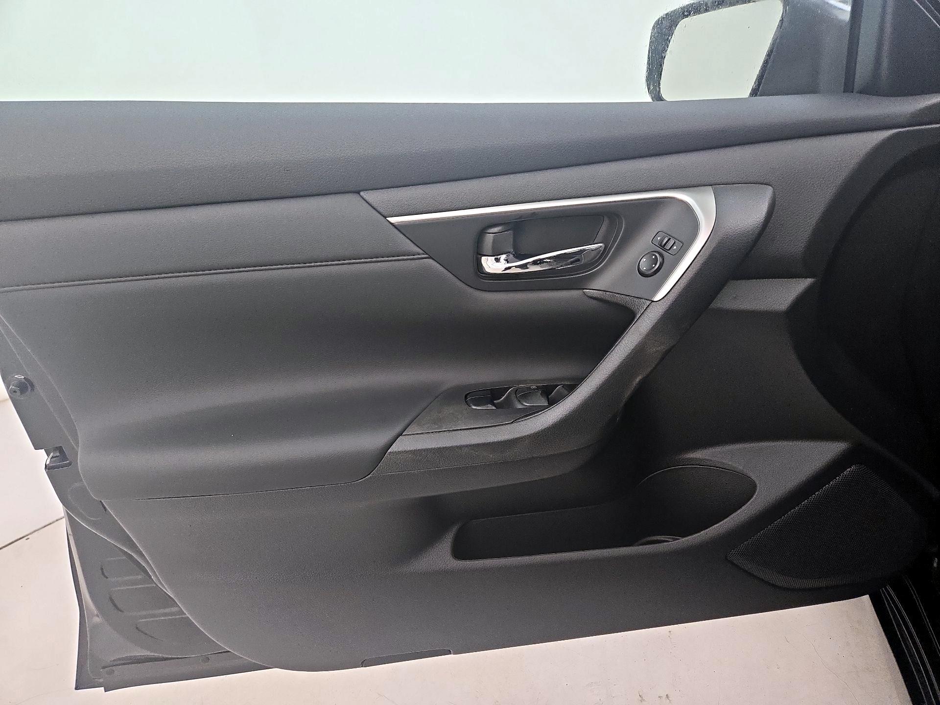 Thumbnail: 2015 Nissan Altima - 12