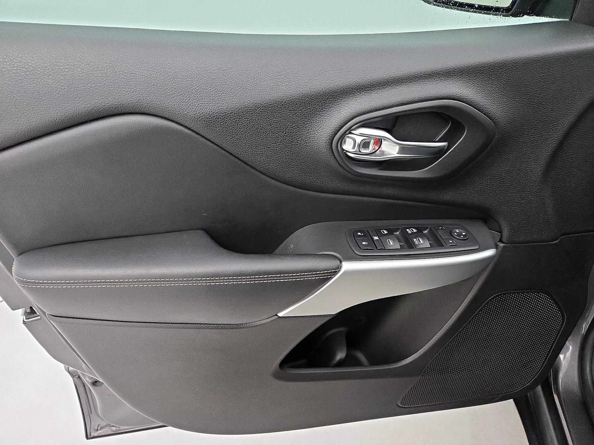 Thumbnail: 2018 Jeep Cherokee - 12