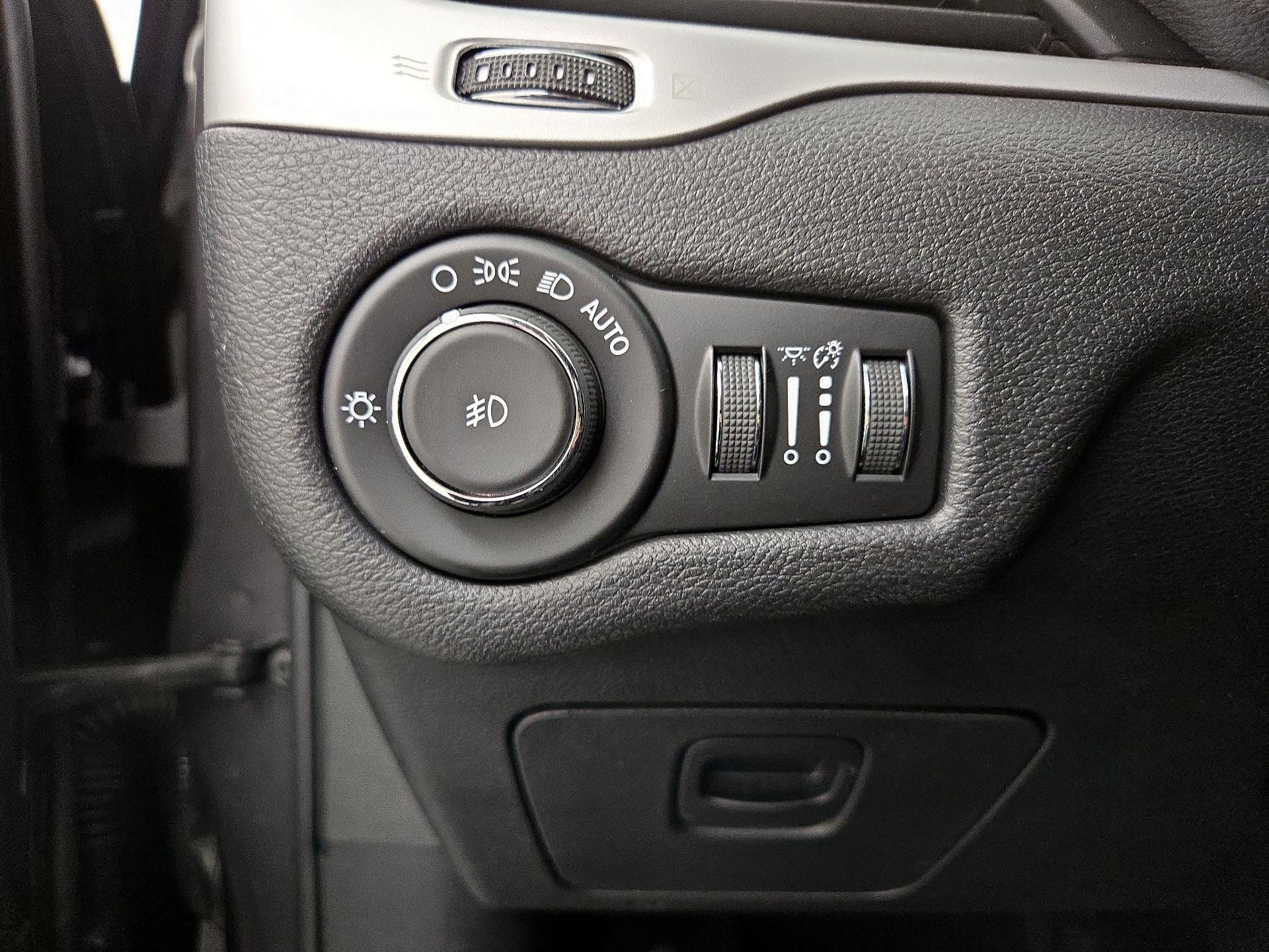 Thumbnail: 2018 Jeep Cherokee - 13