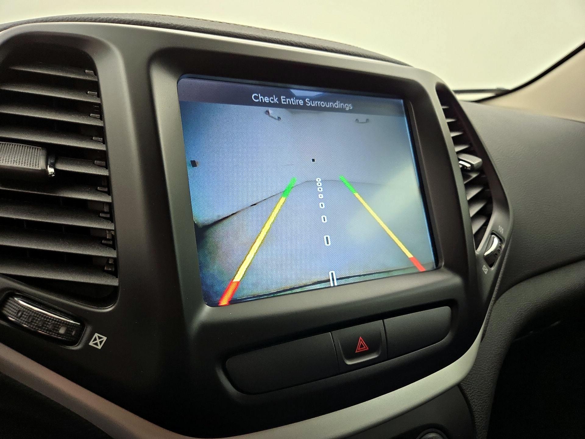 Thumbnail: 2018 Jeep Cherokee - 14