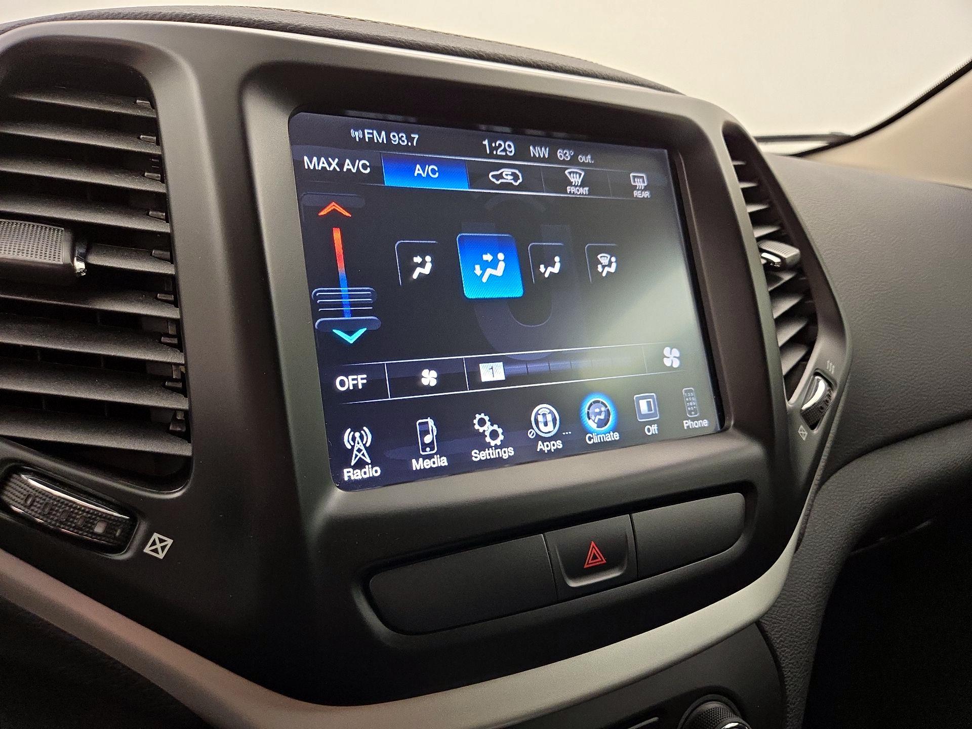 Thumbnail: 2018 Jeep Cherokee - 16