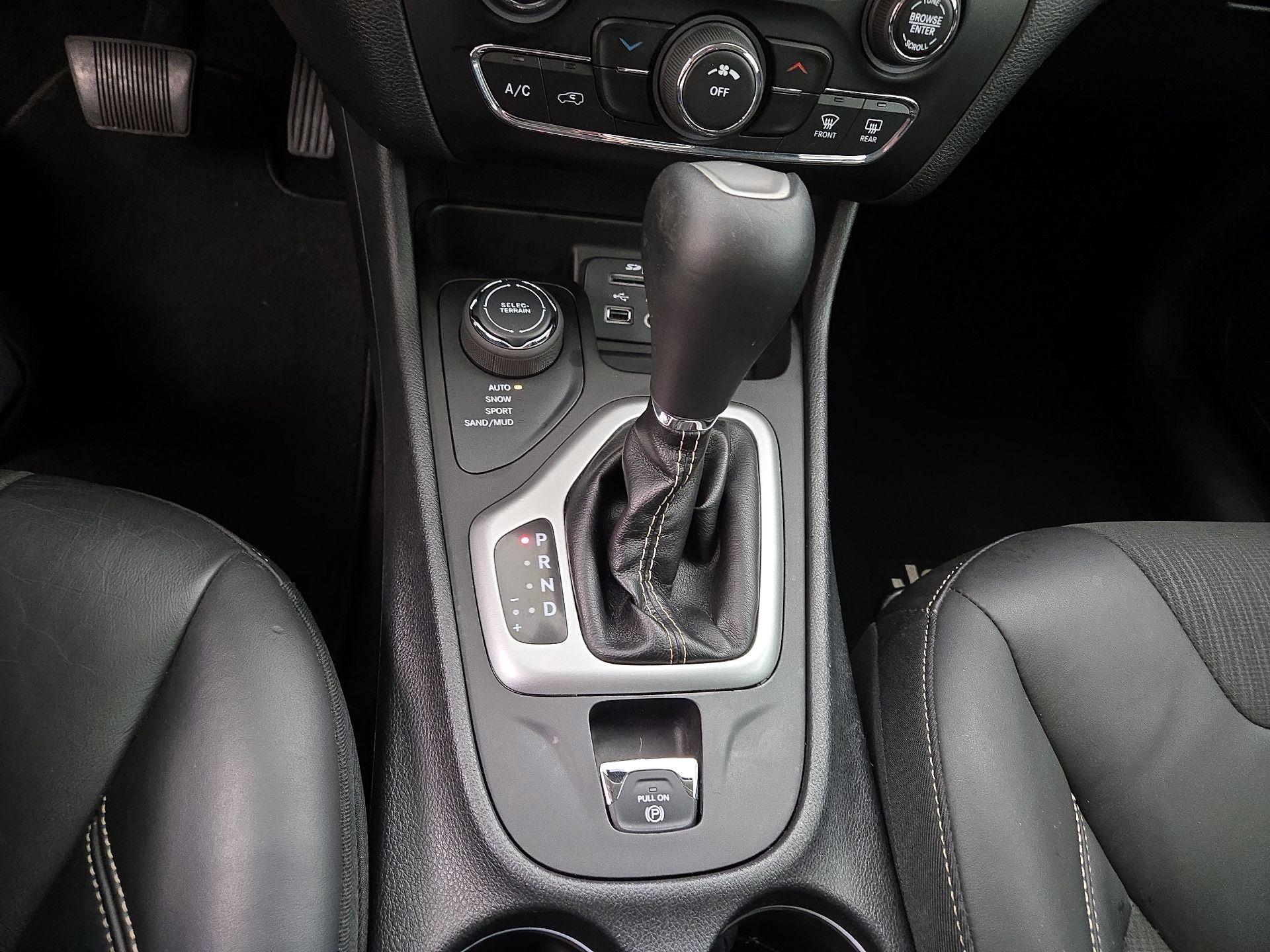 Thumbnail: 2018 Jeep Cherokee - 17