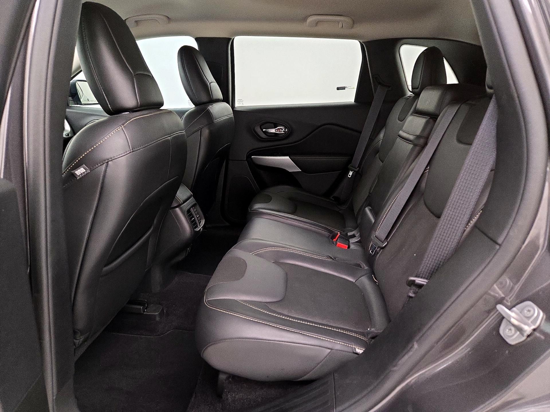 Thumbnail: 2018 Jeep Cherokee - 19