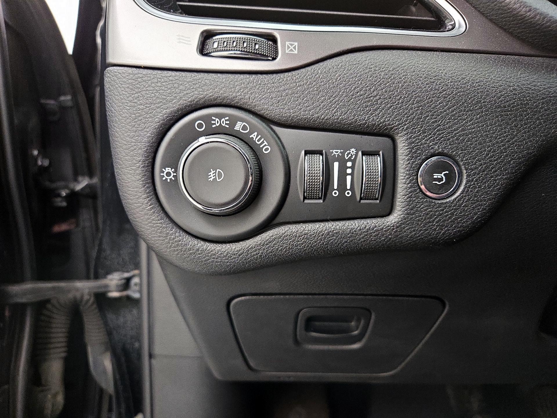 Thumbnail: 2019 Jeep Cherokee - 13