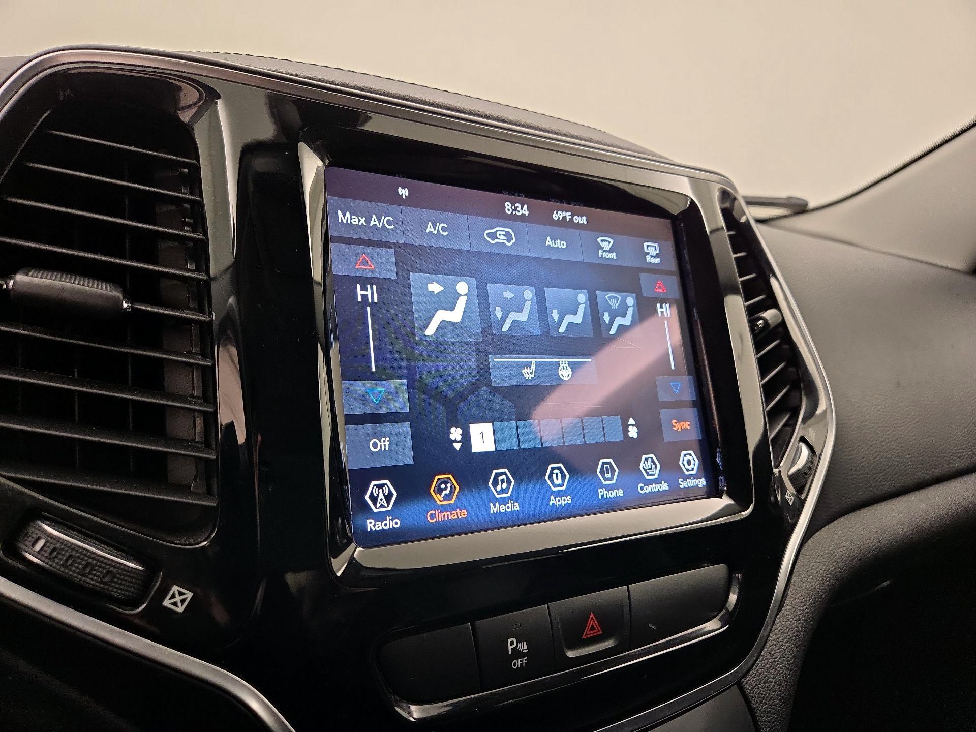 Thumbnail: 2019 Jeep Cherokee - 16