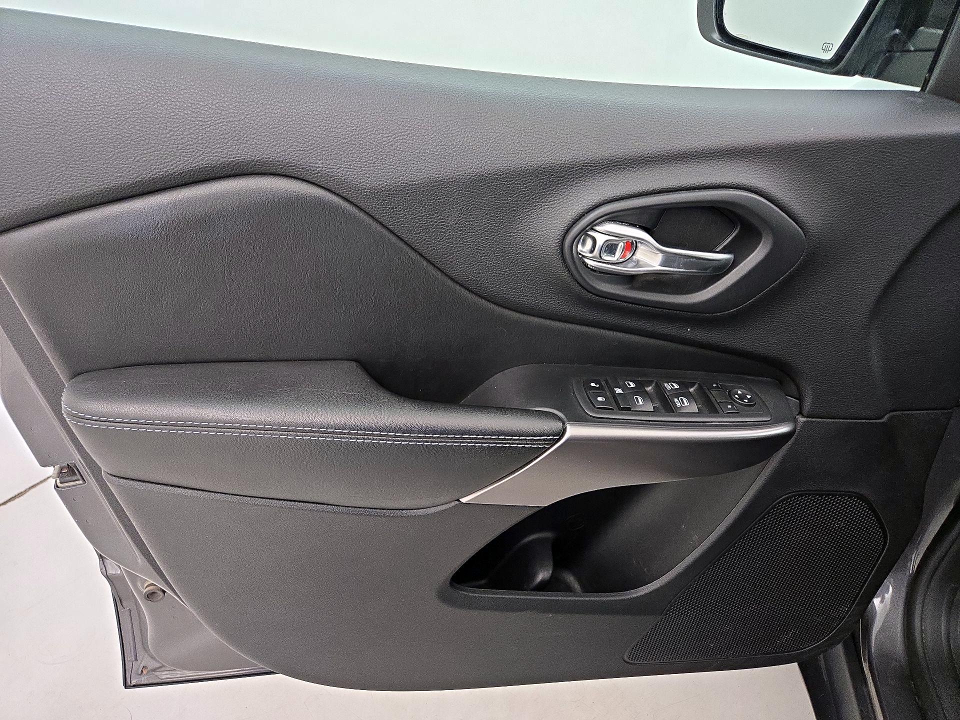 Thumbnail: 2020 Jeep Cherokee - 12