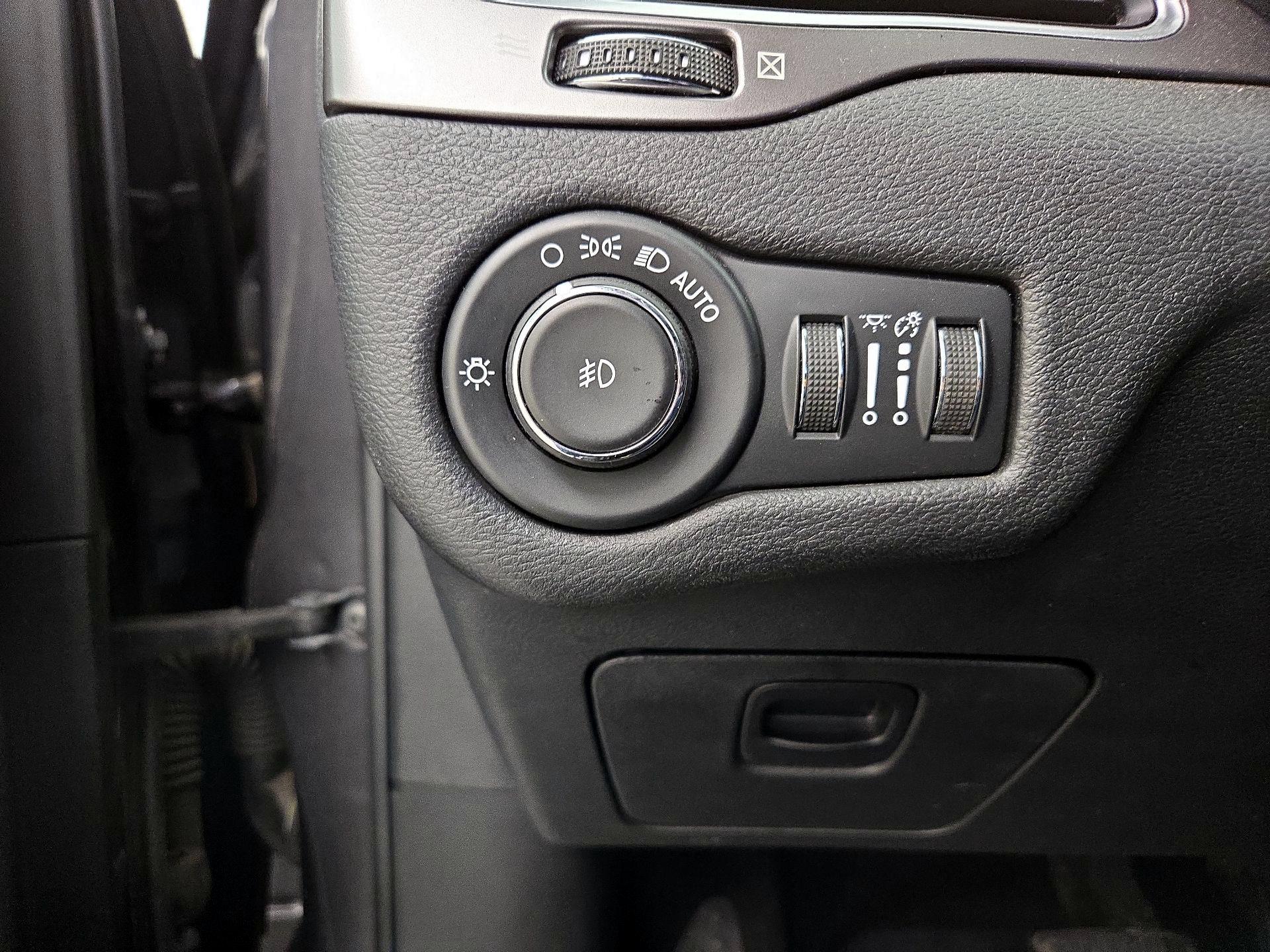 Thumbnail: 2020 Jeep Cherokee - 13