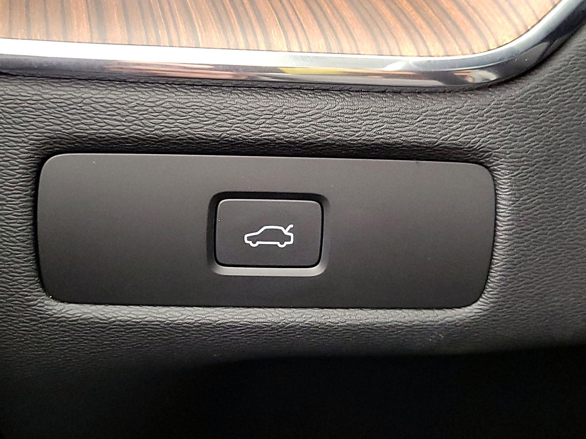 Thumbnail: 2023 Volvo XC60 - 13